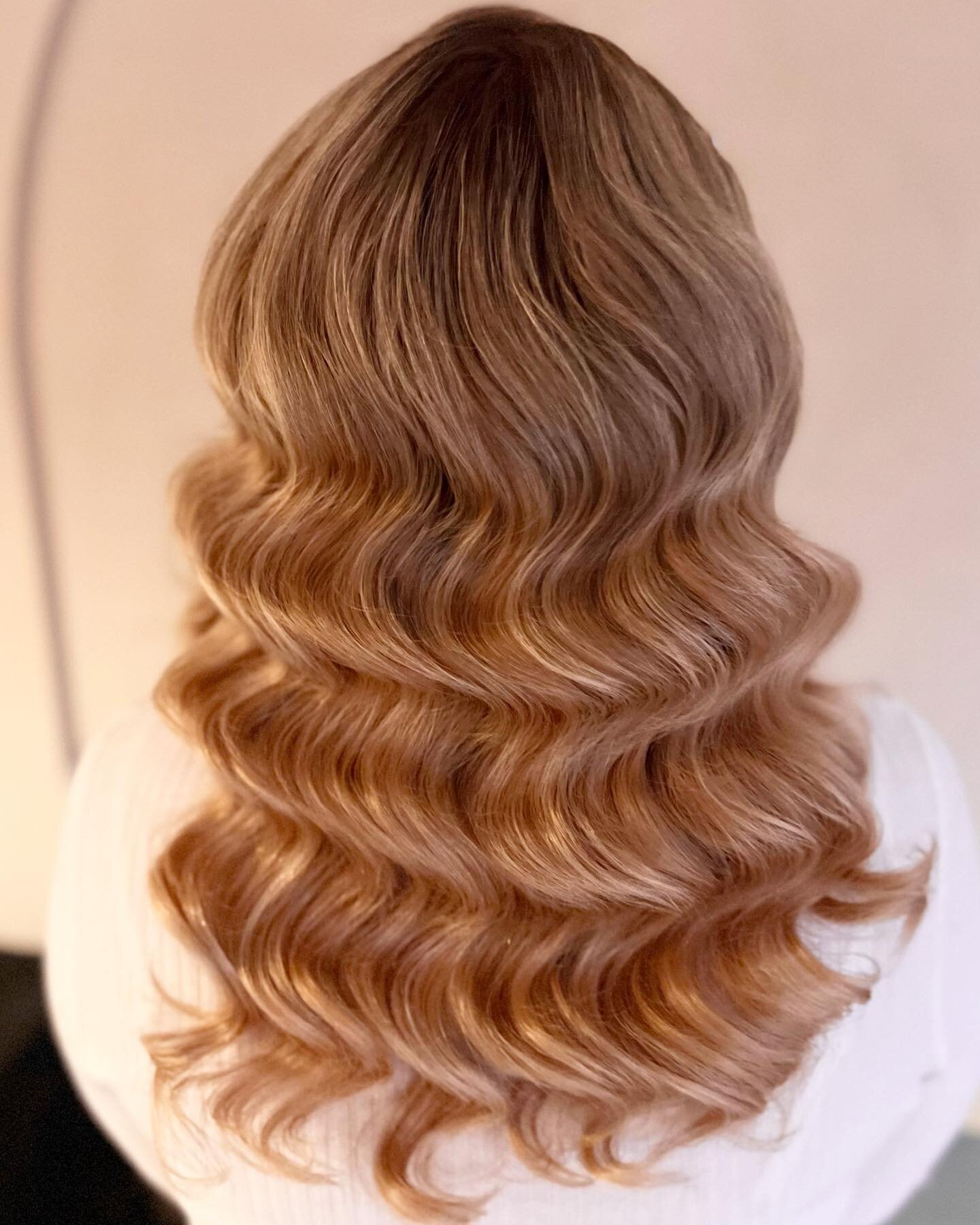 🤩 I mean is there any wonder Hollywood waves are looking to stick around for 2024? Even without great natural lighting these bad boys are shining ✨ 

#bridalpreview #bridetrial #bride2023 #trending2024 #hollywoodwaves #glamourwave