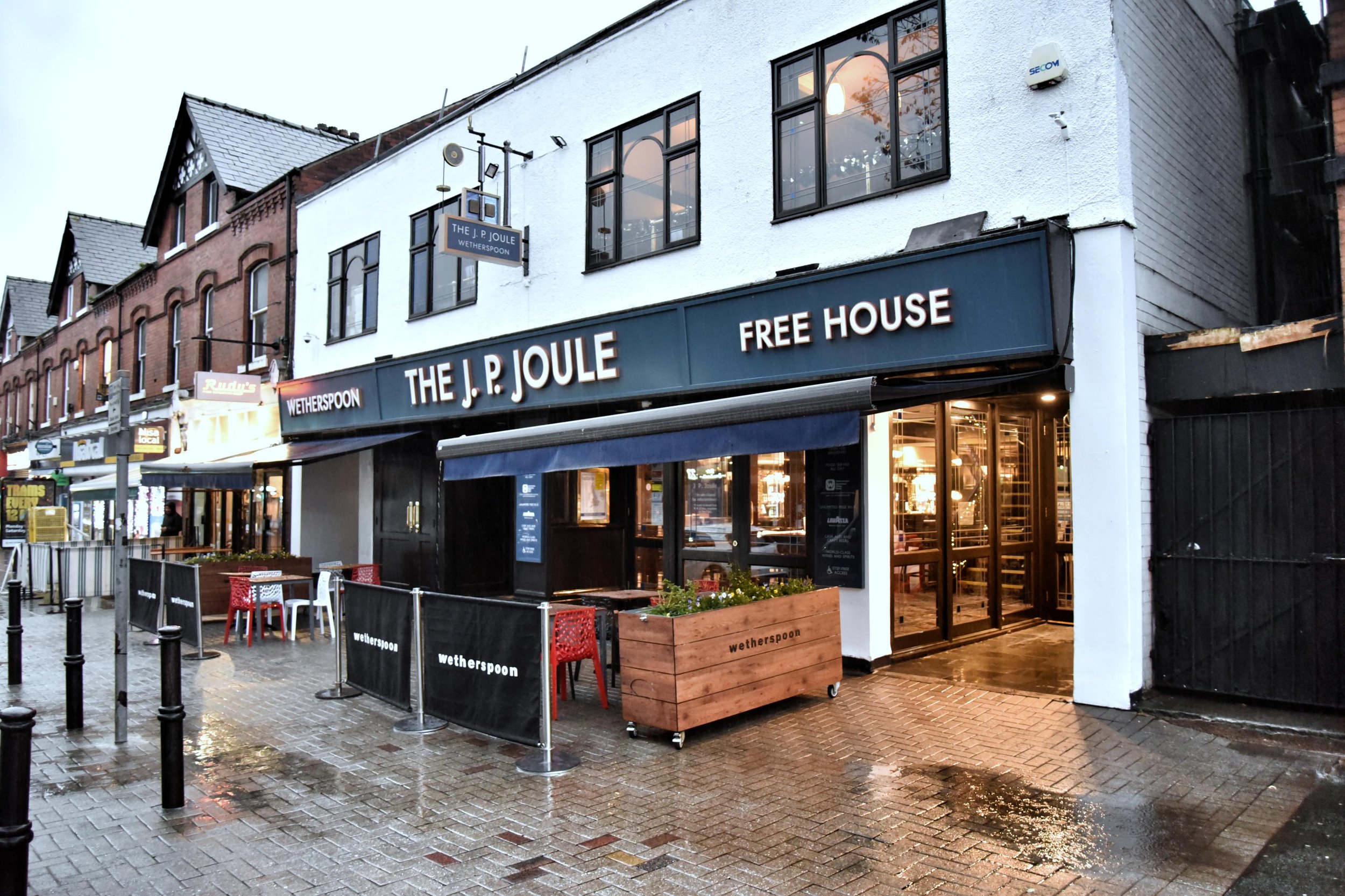 Sale Wetherspoon to cut all food and drink prices for one day only