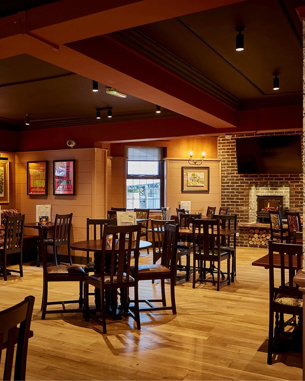 A LOOK INSIDE: @jwleesthebridgeinn, following a &pound;335,000 refurbishment by @jwleesbrewery 

WHAT&rsquo;S NEW?

✨ A fresh look throughout the bar and dining areas, with new furniture and d&eacute;cor.

🌿 A new covered seating area in the beer ga