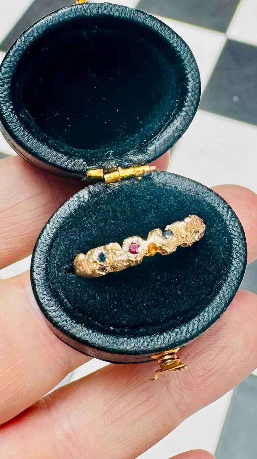 Using our customers own gold to create this stunning cast in place ring ✨
Recycle and recreate your old unworn jewellery into a one off bespoke piece that you will wear every day @rarethingbrighton
#recycledgold #bespokejewelry #handmade #casting