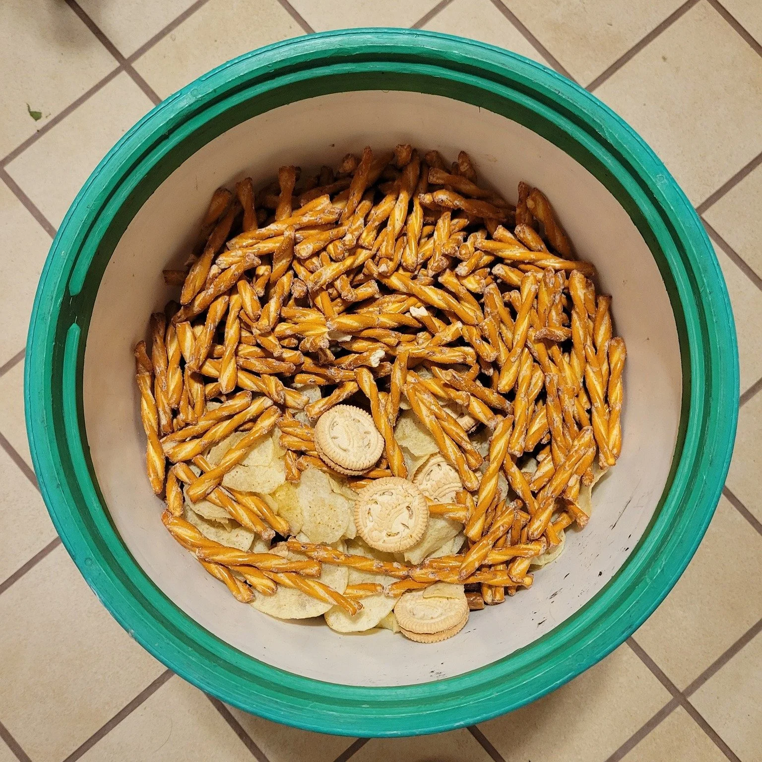 Sometimes your eyes are bigger than your stomach when you go diving, and you end up with a bucket full of dumpster snacks...🤷

At least they will get composted!