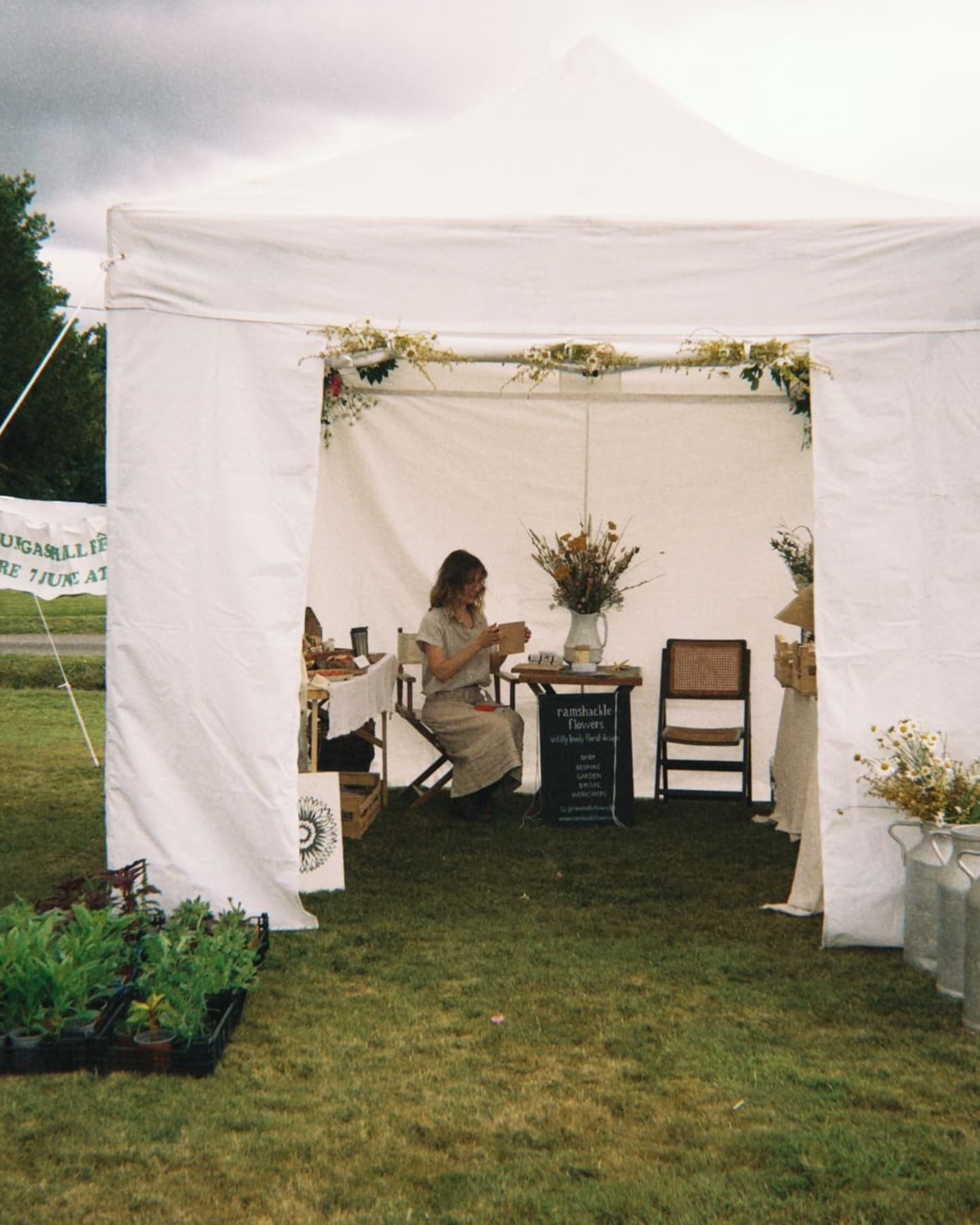 At @lurgashall.fete with lovely @daniellefricke on Saturday we put together the prettiest flowery marquee.

It was a busy day for flower selling, on-the-soot floristry, milk churning and chocolate-eating.

And special thanks to my dad also with his h