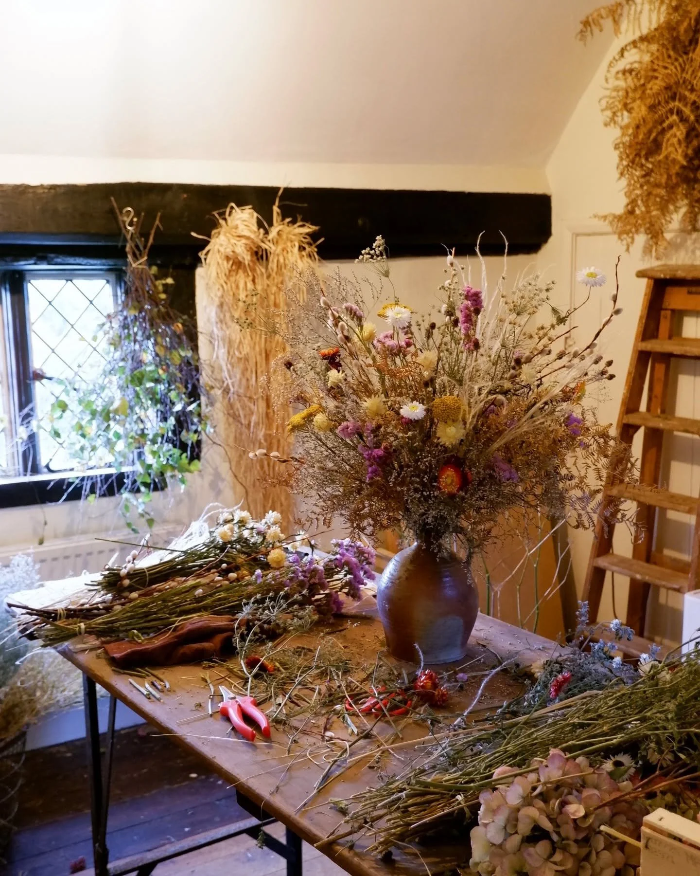 Christening the studio with bespoke work for @thewelldiggersarms Three large arrangements that I am very excited to create.

Like a chef's unique take on a traditional dish, vessel flower arranging is a chance to perfect and challenge the most tradit
