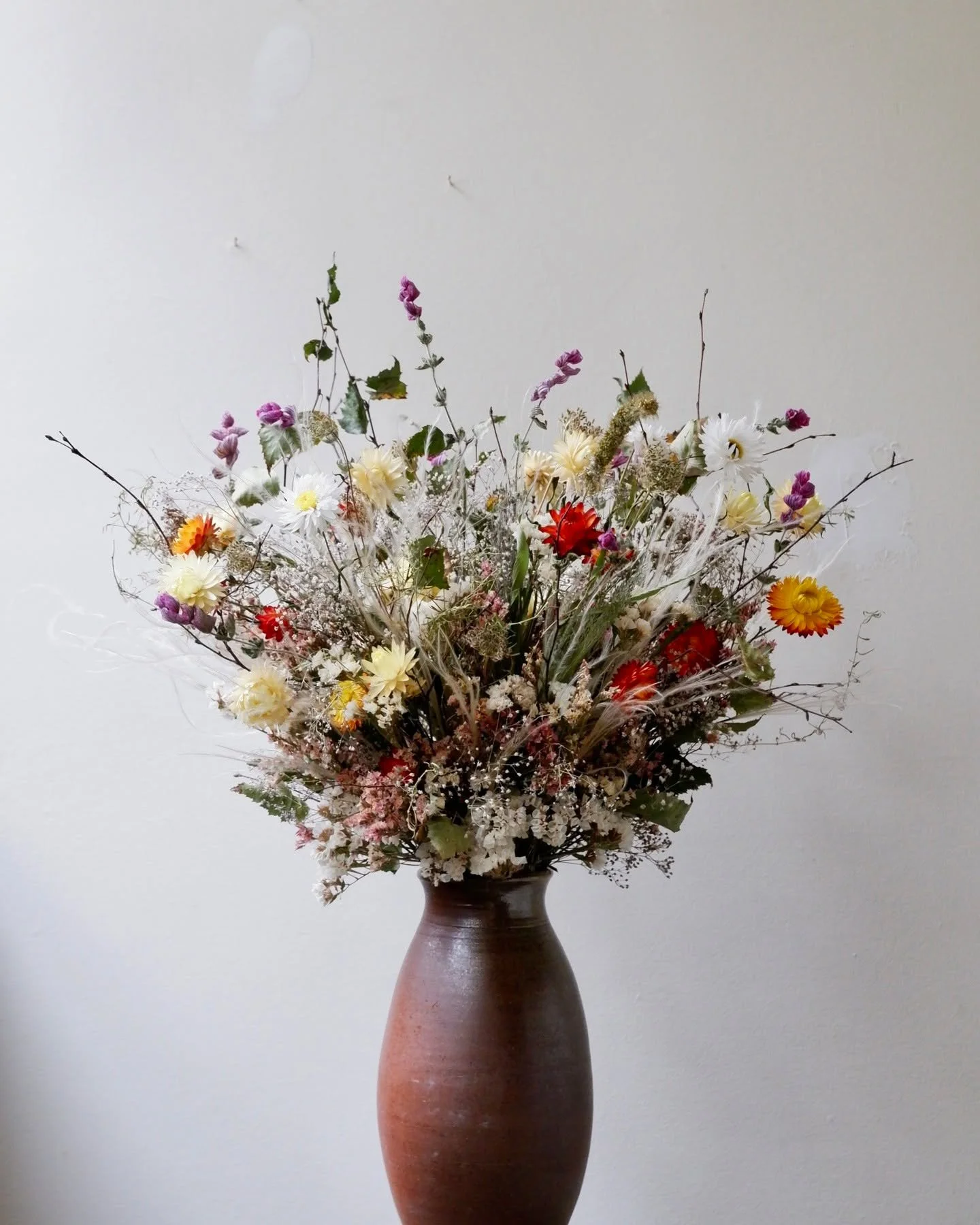 Happy Saturday ❤️ It feels like the festive feeling is drifting into the air, and thoughts of Christmas gifting are definitely starting to creep into my mind -

Here, a gorgeous festive arrangement from last weeks' flowerwork for @thewelldiggersarms 