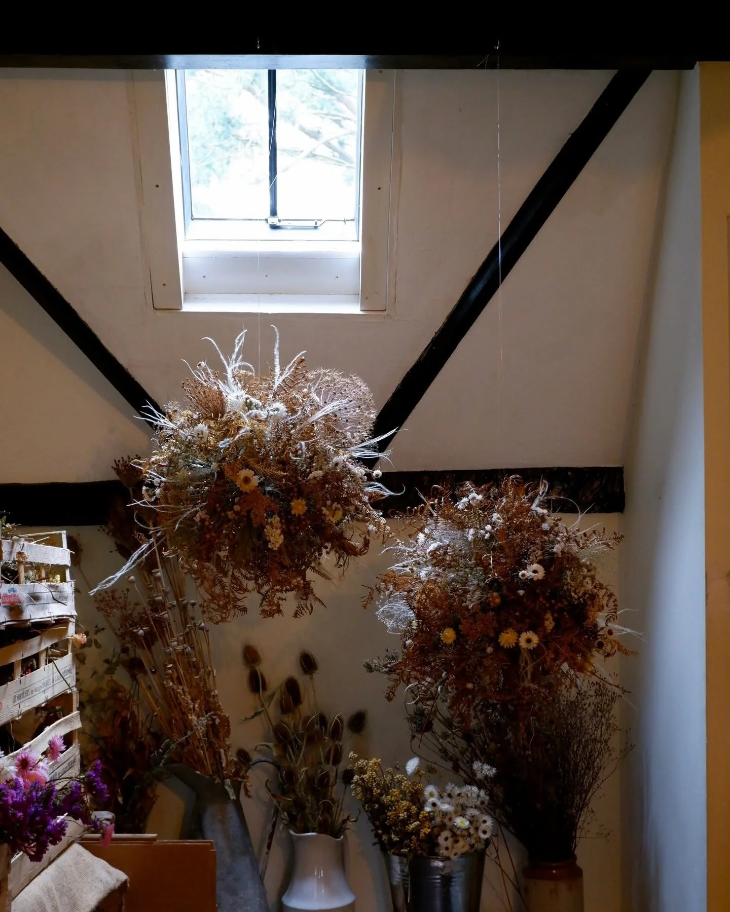 From seed to table (or above it). 💐

These baubles have natural heart and character. Using bracken foraged in West Sussex, homegrown and dried everlasting flowers, and British-grown fluffs of feather grass.

Pictured in the studio, then in situ at J