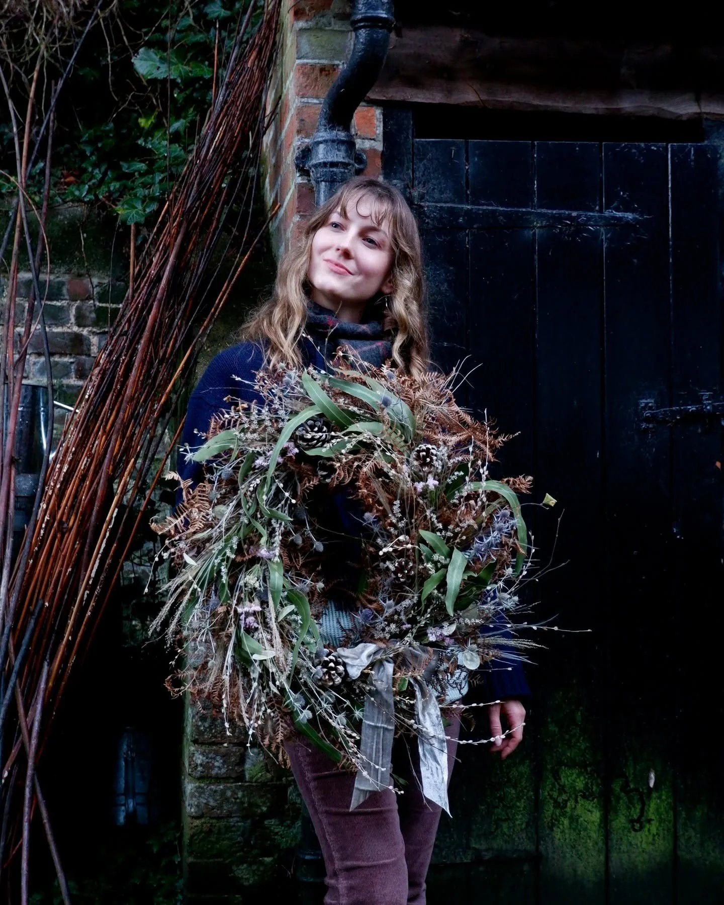 Windblown in the summer, immortalised in winter. -

I love this special piece created in the studio last week. A catherine-wheel of movement crafted using pieces of foliage, seedhead, and flower with a natural curve in its growth. 

I can tell you - 
