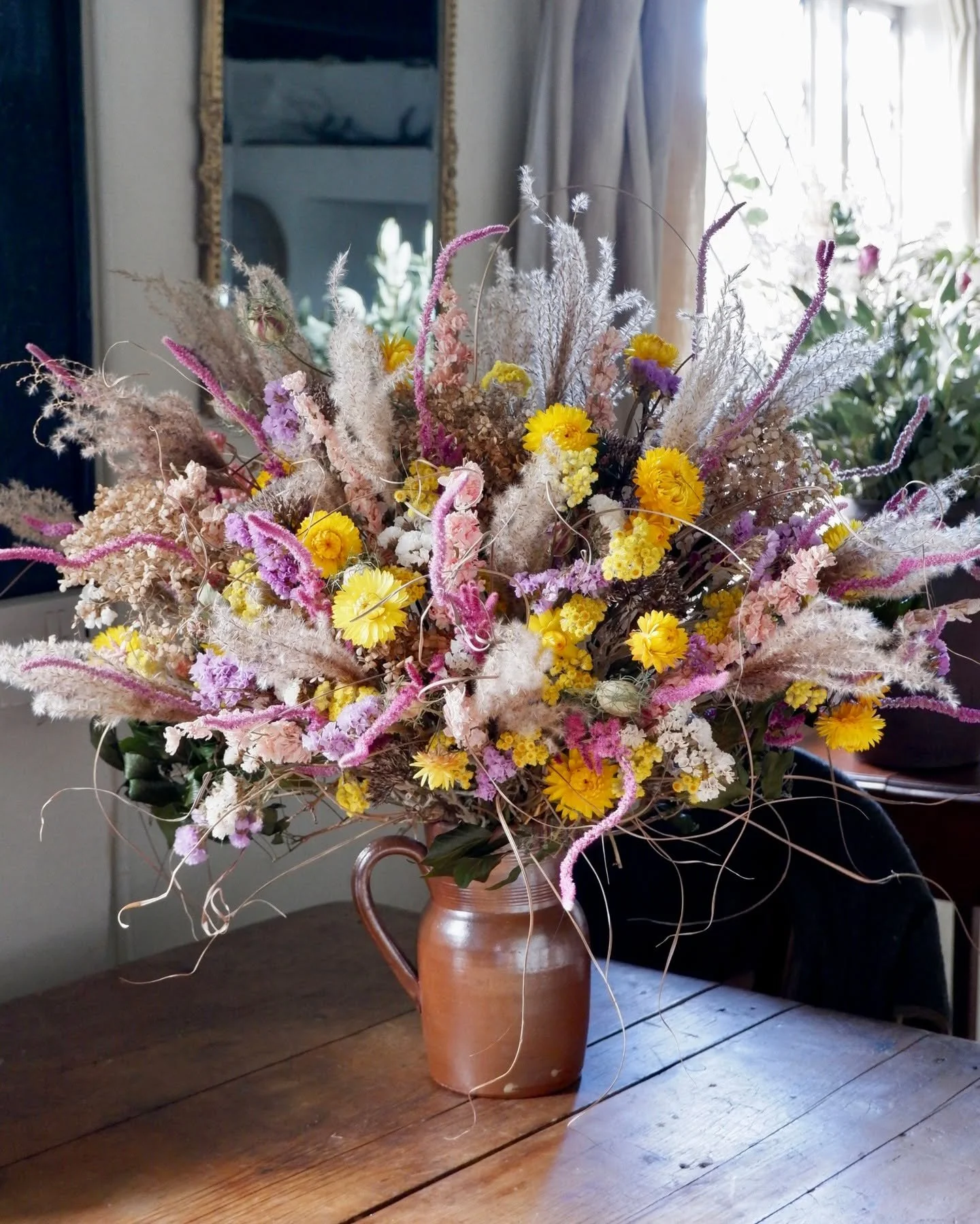 The flowers sing to me in the studio, don't yours? 

This everlasting spread sounds like fluffy lambs frolicking in chlorophyll fields, baby chickens a-chirping, and the buds on the bushes opening at full pelt. 

Obviously 🐣🌱

Bespoke spring refres