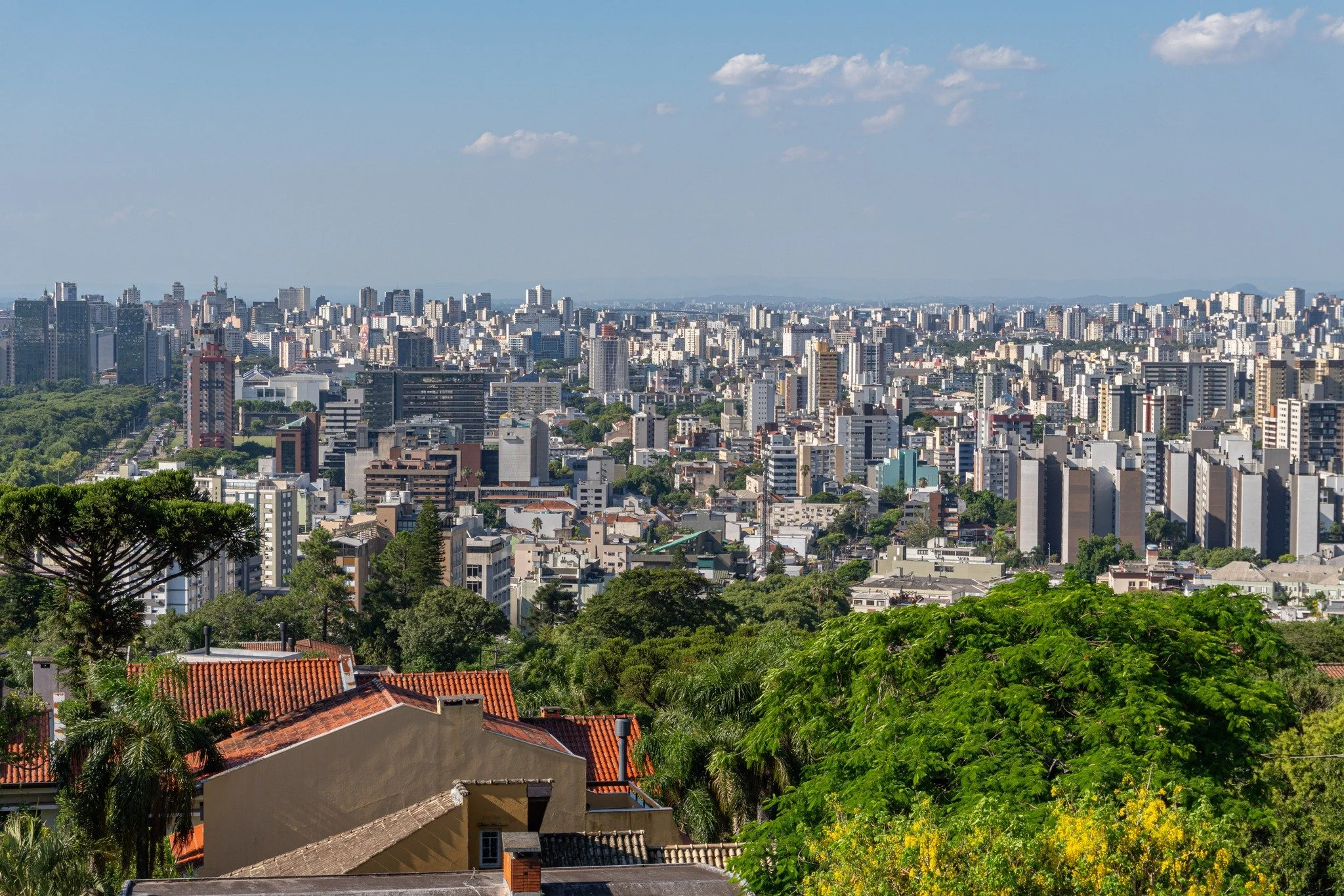 Na correria dos dias, esquecemos de apreciar a beleza da nossa cidade. Nas cores e formas de suas constru&ccedil;&otilde;es, na intera&ccedil;&atilde;o com o rio Gua&iacute;ba, na presen&ccedil;a do verde, Porto Alegre &eacute; linda por todos os &ac