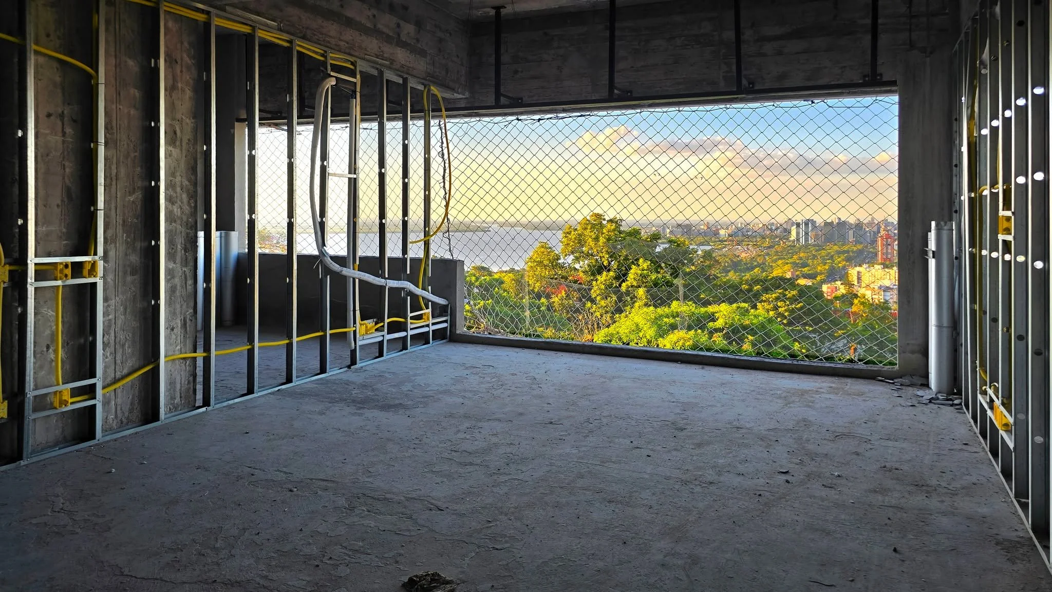 Quando a gente come&ccedil;a a idealizar um lar, uma vida acontecendo na sala, ainda que o apartamento esteja em obras&hellip; com essa vista tudo fica mais claro - literalmente - e f&aacute;cil de imaginar como ser&atilde;o felizes os dias nesse amb