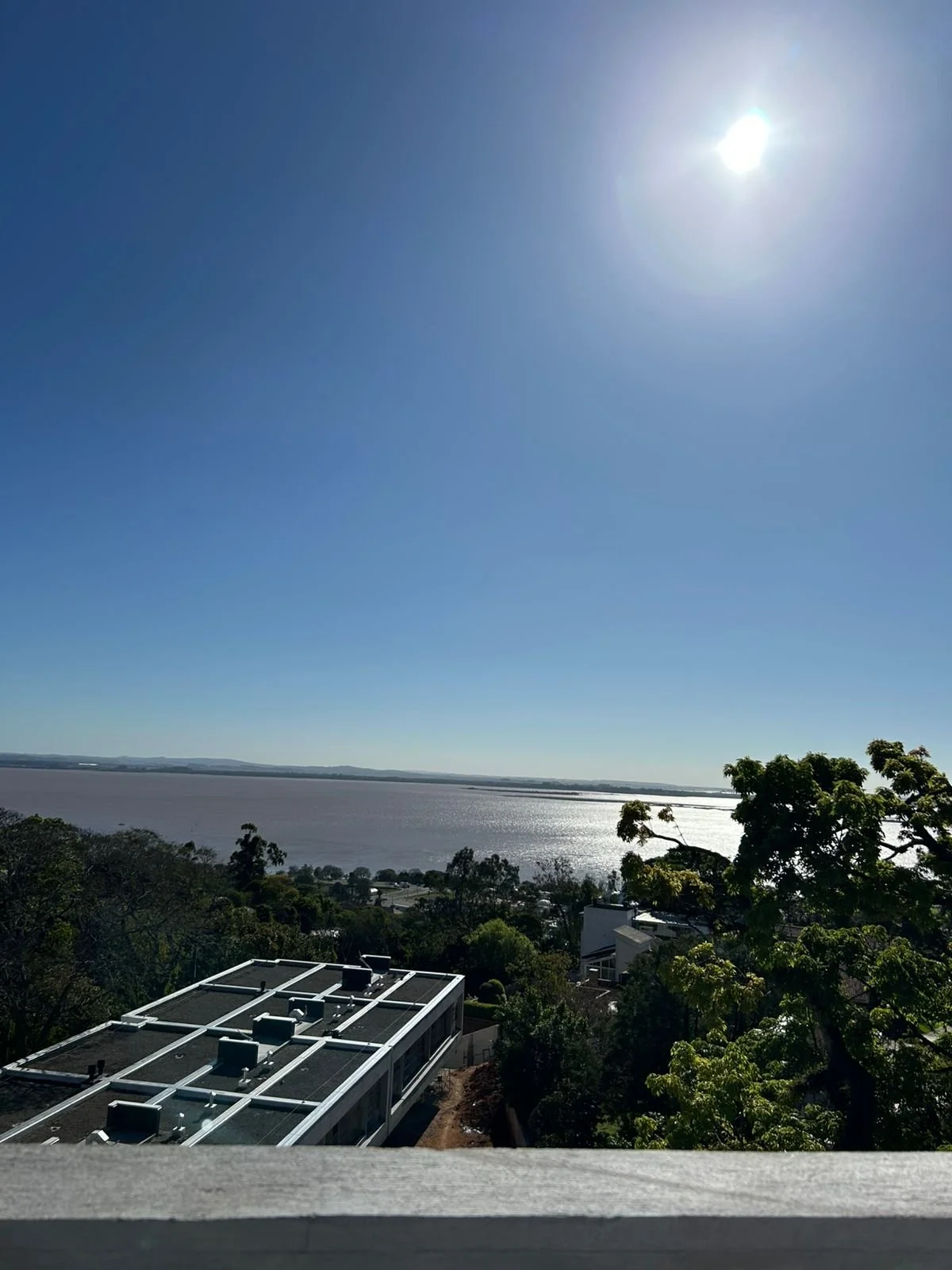 N&atilde;o, a gente n&atilde;o cansa de apreciar essa vista. A combina&ccedil;&atilde;o do azul do c&eacute;u com o verde as &aacute;rvores e o brilho do sol refletindo no rio n&atilde;o tem como passar despercebida aqui no Aria.