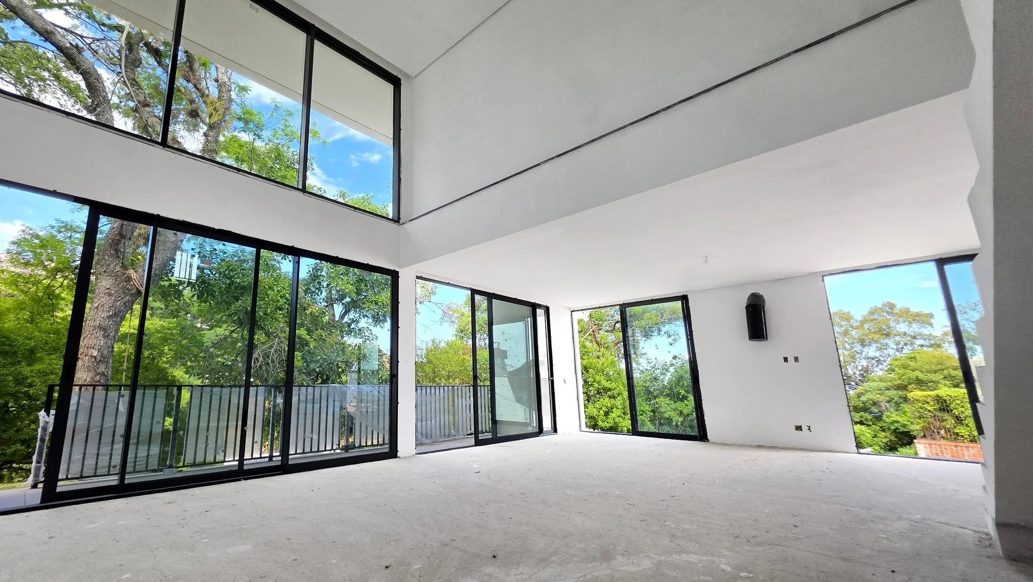 O projeto das casas do Aria &eacute; incr&iacute;vel e agora elas est&atilde;o cada vez mais tomando forma. A amplitude e o entorno verde s&atilde;o um show &agrave; parte. Final do dia, at&eacute; o sol veio abrilhantar as obras. 

Quer morar em uma