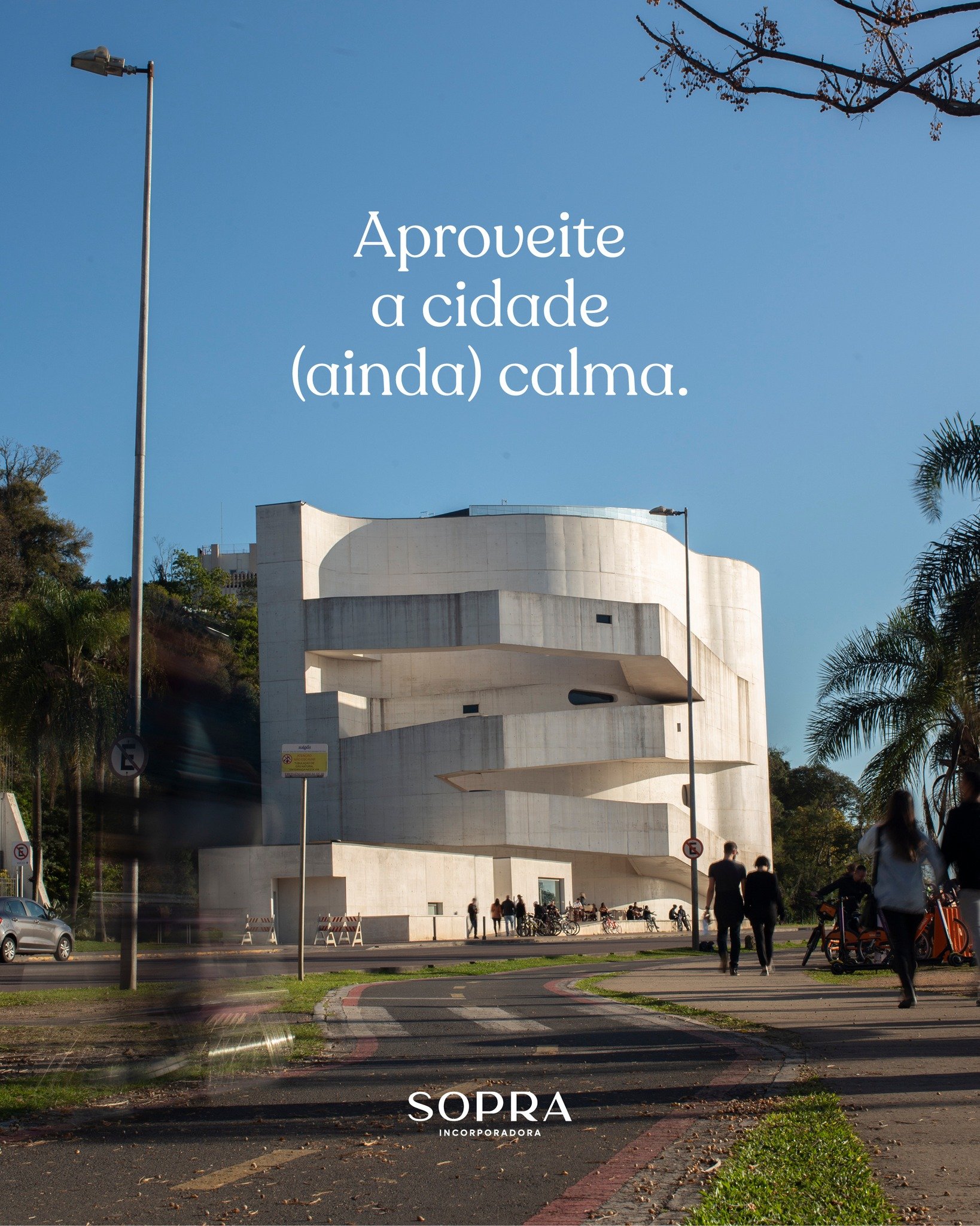 A dica desse m&ecirc;s pode soar inusitada, mas faz sentido. Que tal aproveitar a cidade (que ainda est&aacute; mais vazia) com calma? Enquanto muitos correm para a praia, h&aacute; um charme silencioso em ficar. Ruas tranquilas, tr&acirc;nsito calmo
