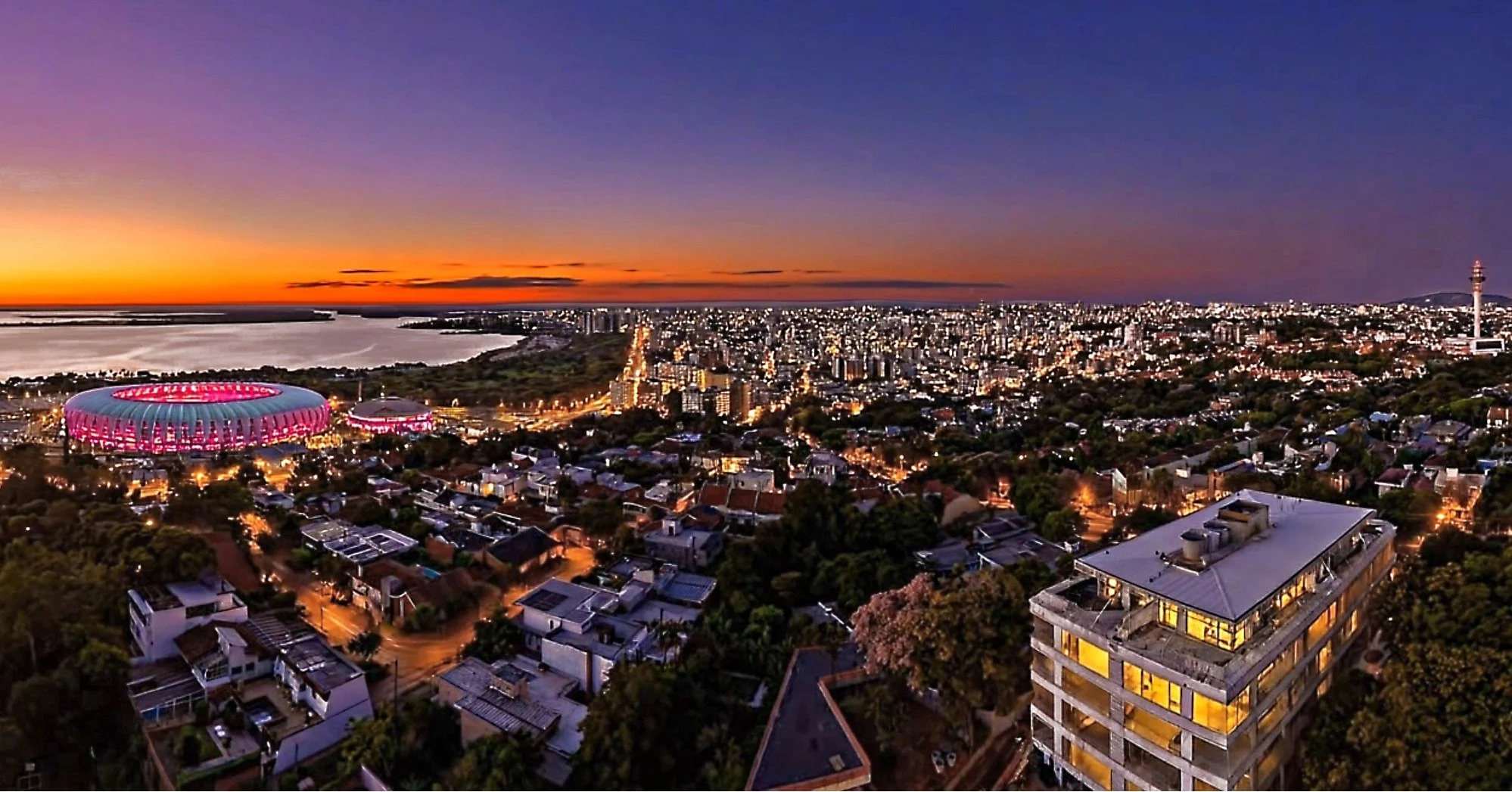 Cai a noite na cidade, as luzes se espalham como um tapete brilhante e o sil&ecirc;ncio &eacute; quebrado apenas pelo som distante da vida urbana. &Eacute; um convite para desacelerar, contemplar e sentir que o mundo l&aacute; embaixo segue seu ritmo