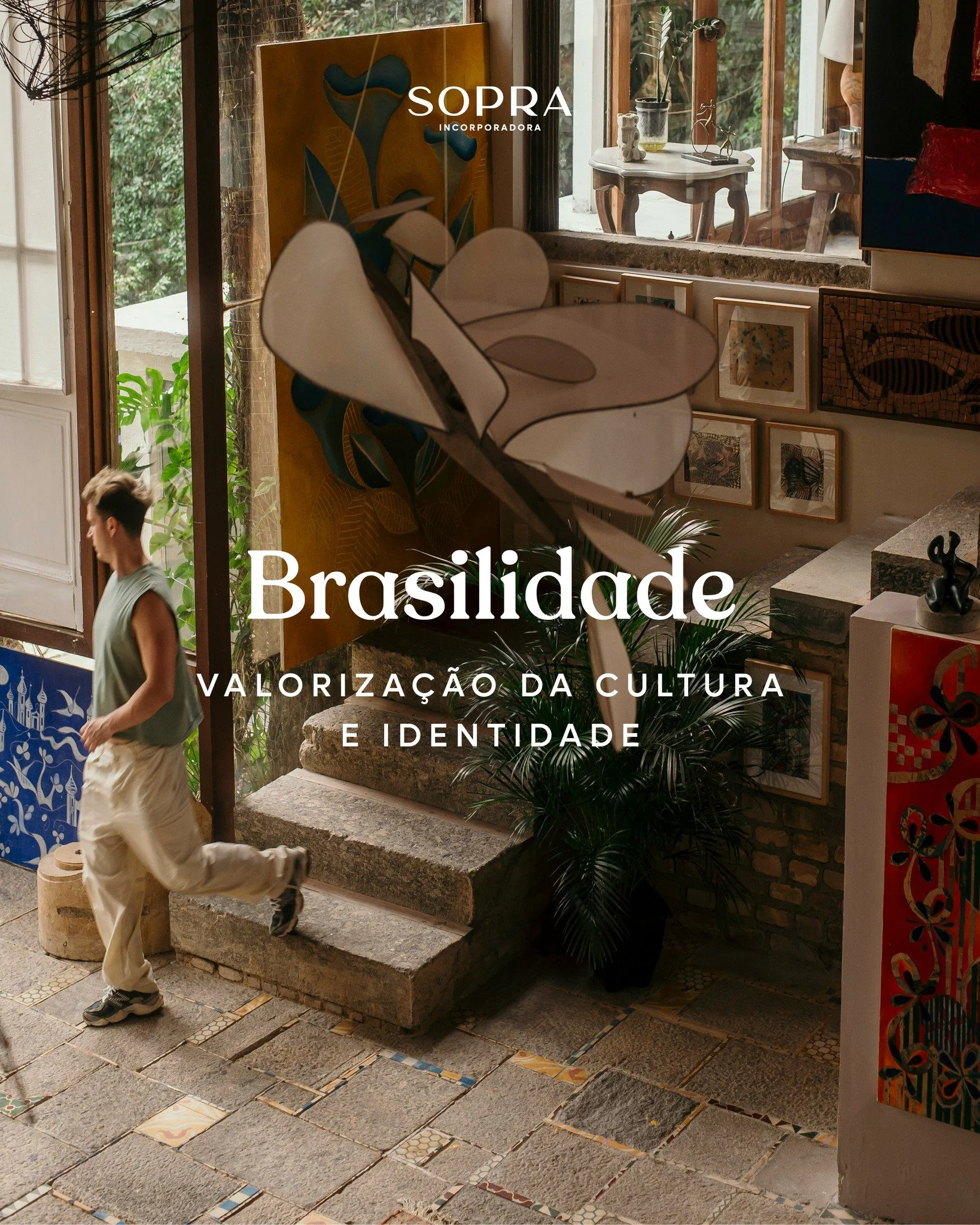 Depois de alguns anos de um minimalismo quase sem personalidade, uma forte tend&ecirc;ncia de interiores para 2026 &eacute; o maximalismo e a casa que conta hist&oacute;rias, seja por meio de mob&iacute;lia, materiais ou decora&ccedil;&atilde;o. Ness