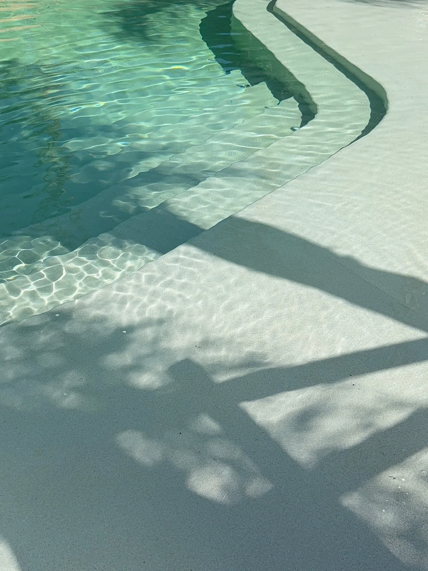 Enquanto o outono n&atilde;o d&aacute; as caras por aqui, a piscina do Aria vai tomando forma com ares de prainha.