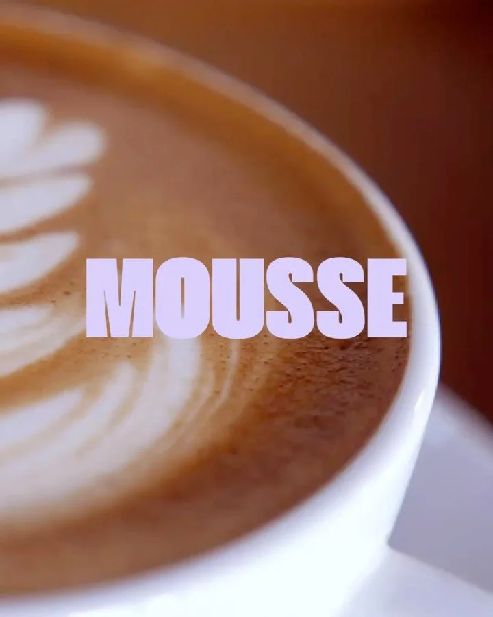 ✨ Aujourd’hui, on vous présente Mousse : une marque… qui n’existe pas (encore).
Pourquoi ? Parce qu’on aime tester, jouer avec les idées, imaginer des univers, créer des moodboards et donner vie à