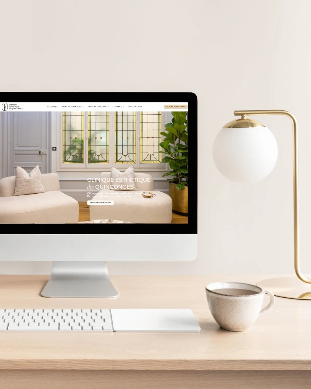 La @clinique.esthetique.quinconces vient d’ouvrir, et nous sommes fières d’avoir accompagné cette nouvelle aventure, avec @studio_dore_ qui a imaginé leur identité visuelle, leur logo et charte graphique mais a