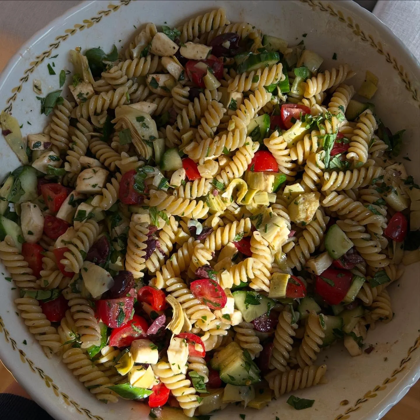 one bowl meal kinda day 🌞

ingredients:
- gf pasta
- cucumbers 
- tomatoes
- artichokes
- olives
- bocconcini 
- fresh parsley, basil and oregano
- olive oil and balsamic 
- salt &amp; pep

#naturopathicdoctor #naturopathicmedicine #ontarionaturopat