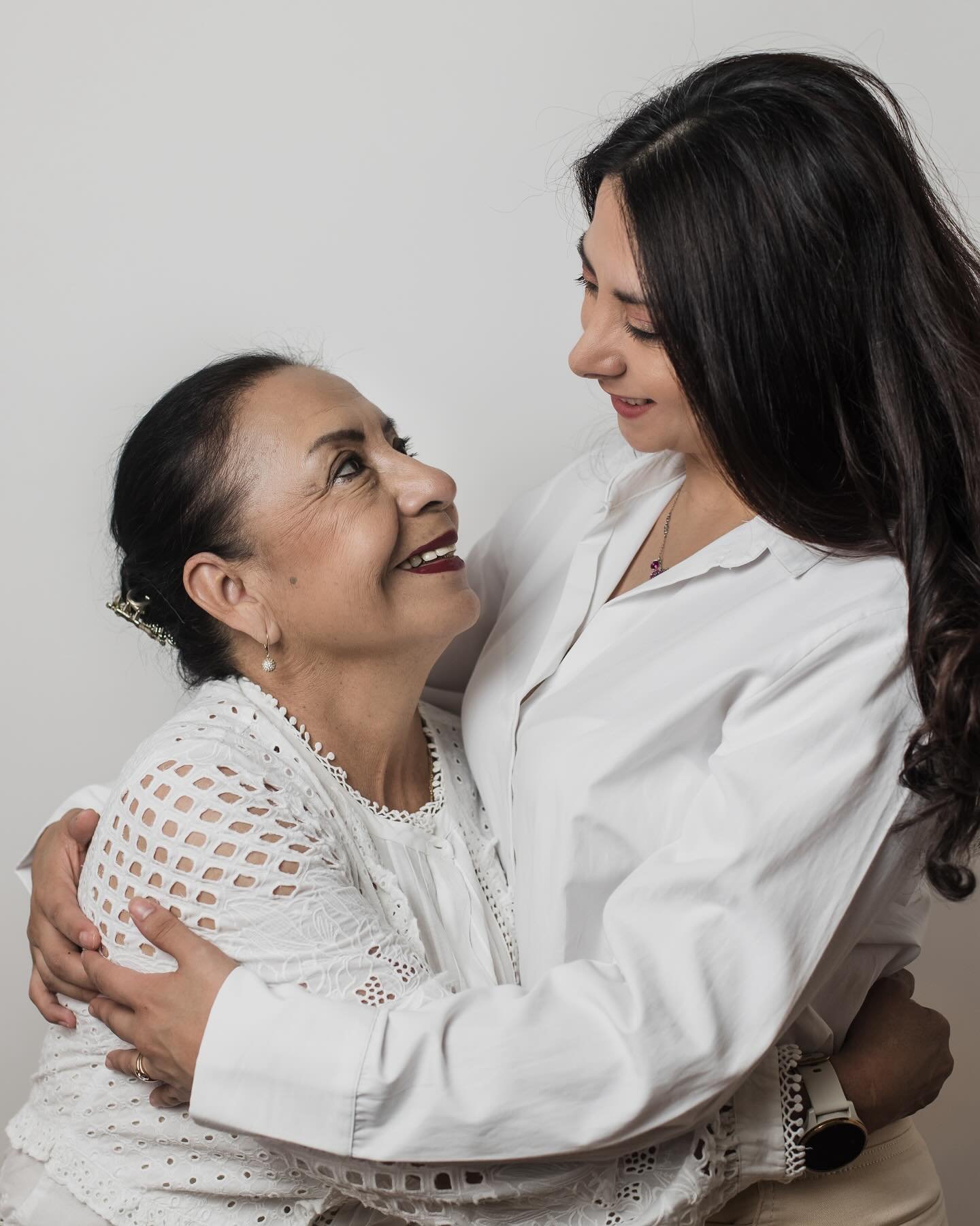 M&aacute;s que una foto de tres generaciones, es el v&iacute;nculo entre abuela, mam&aacute; e hija. Son historias y momentos que se ir&aacute;n contando a lo largo del tiempo. 🥰

#portrait #makeportraits #retratos #sesiondefotos #fotosfamilia #gene