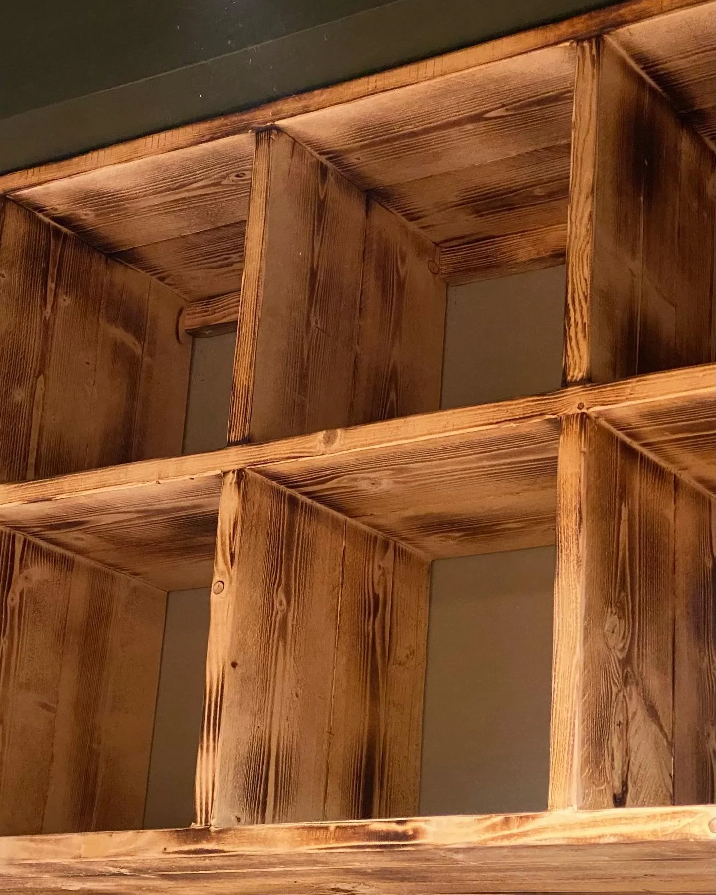 Something old, something new&hellip; sneak peek 👀! 

De laatste kasten worden gebouwd, muren geverfd, voorraad besteld. Uiteraard is een aantal prachtige oude details uit het pand bewaard gebleven, maar na een flinke verbouwing openen we over ruim e