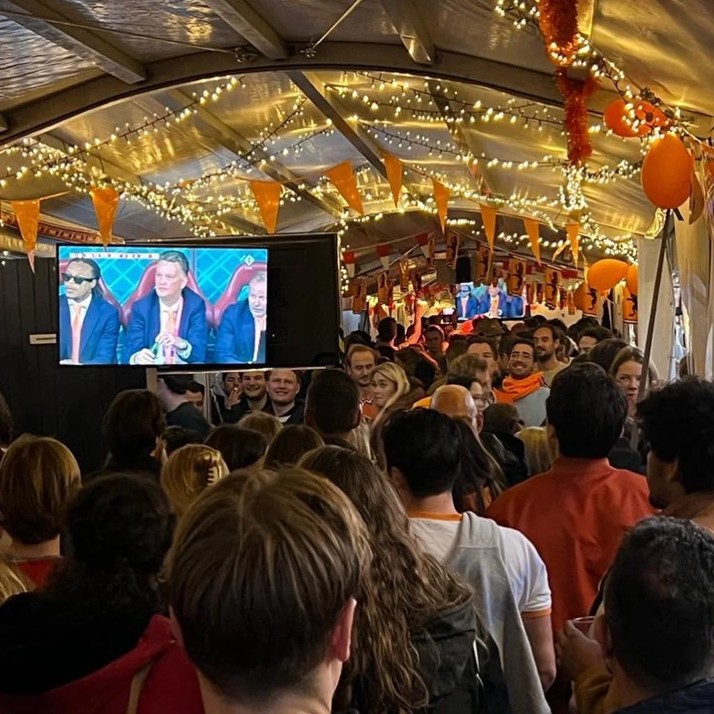 The Dutch will go again tomorrow ⚽️🦁! The atmosphere has been absolutely brilliant so far. Inside, as well as outside in our tent. Who said winter and world cups don&rsquo;t go together 🔥?!?
