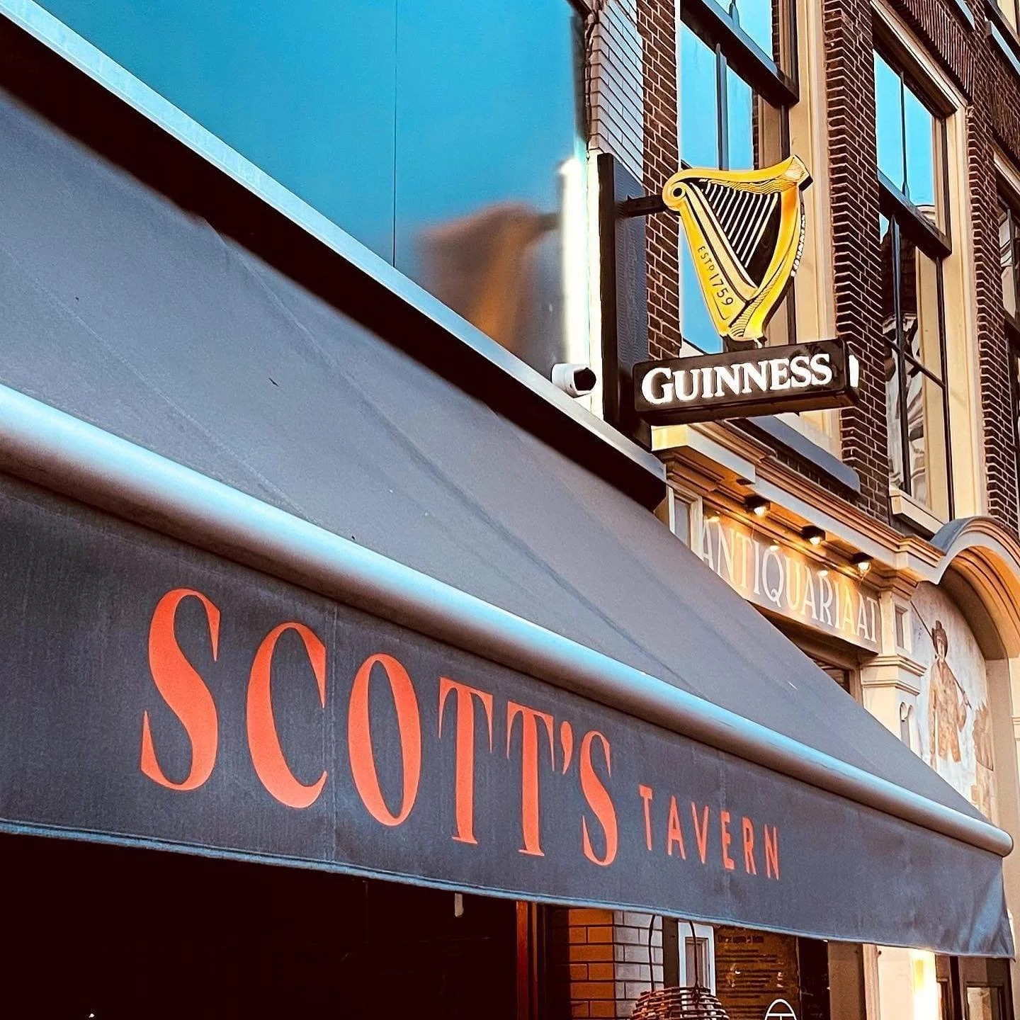 Scott&rsquo;s Tavern. Hartje binnenstad met een uniek terras op de brug aan het water. Voor het meest fantastische uitzicht van Leiden kan je terecht in Scott&rsquo;s Skybox op de eerste verdieping. 

📍 Nieuwe Rijn 1, Leiden
