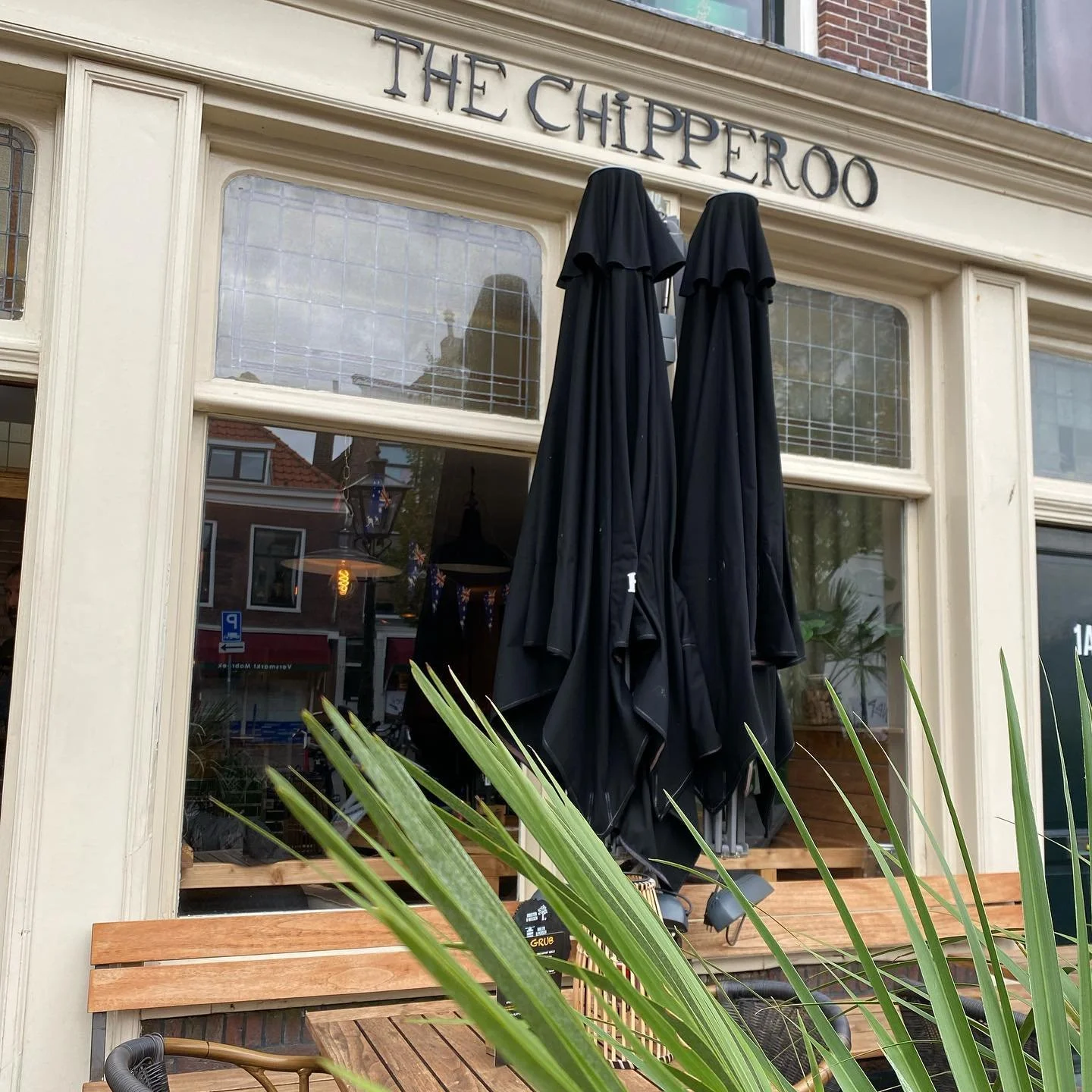 The Chipperoo. We say pub, you say pub food. As the next door neighbour of the Duke of Oz, &lsquo;the Chip&rsquo; serves culinary pub food and craft beers. The place to go for hungry pub guests, but also the best choice for (take away) burgers, fish 
