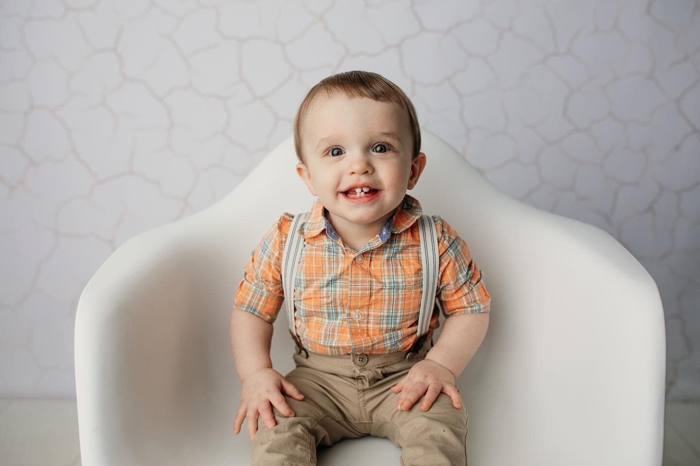 Just look at this smile!! Tell me you aren&rsquo;t smiling too after seeing this! 💗

I had to ask Mom if he is always this smiley. Of course she said he is! 

#picsbynic  #smile #happybirthday #oneyearold #oneyear #mkephotographer #mkemom #wisocnsin