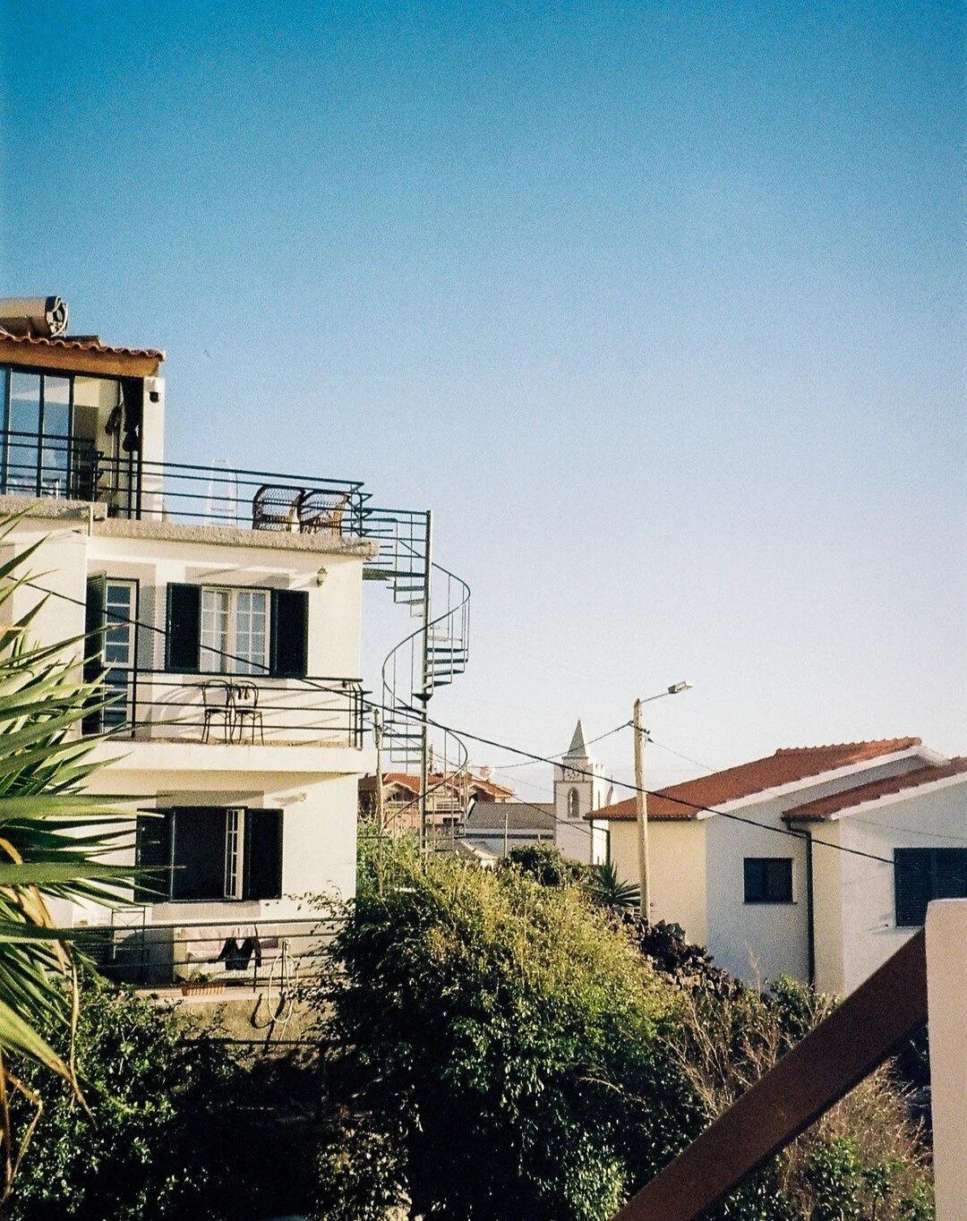 A film memory from my life as a digital nomad in a quiet Madeira village. 📸🌄 
@nomadicoliving 

📷 Fujifilm DL-270 Zoom

#35mm #35mmfilm #filmphotography #shootitwithfilm #35mmphotography #filmphotographers #madeira #shootitwithfilm #analogphotogra