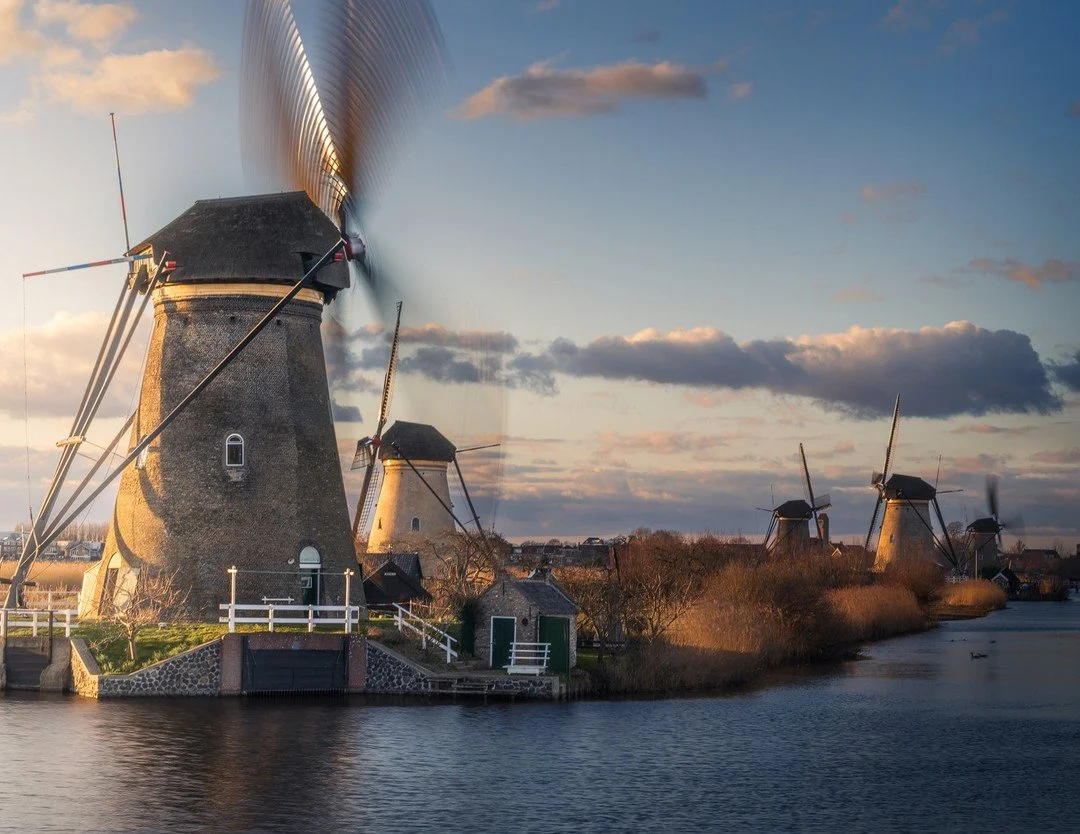The beauty and tranquillity of Kinderdijk make it clear why this place is a UNESCO World Heritage Site. 🇳🇱✨ With each windmill standing proudly against the golden sky, it's almost impossible not to capture something breathtaking. This place feels l