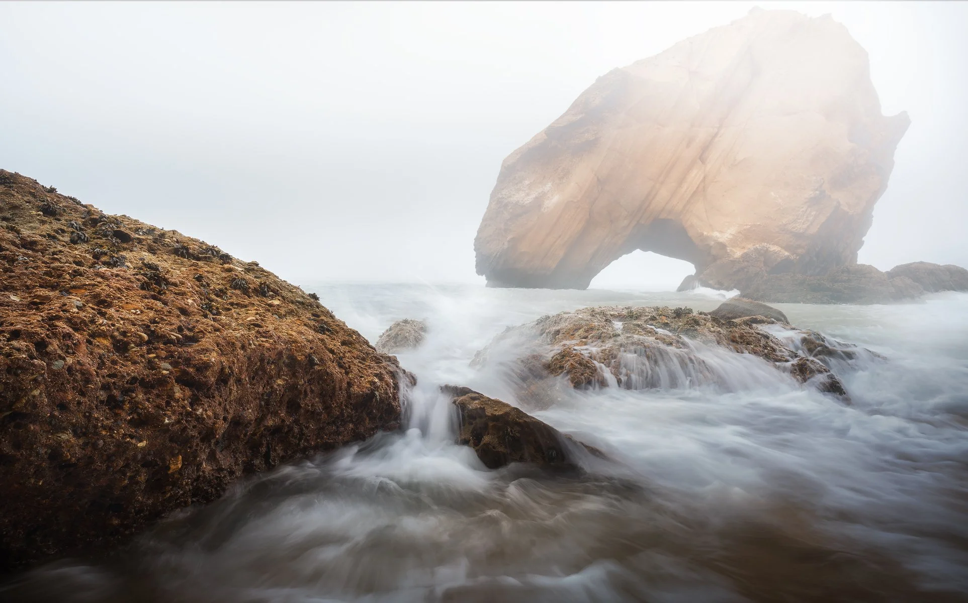Throwback to Penedo do Guincho 🇵🇹 moody fog, and nonstop waves. Portugal never disappoints.

@sony.benelux 
@sonyinfocus 
@tamronnederland 

#portugal #santacruz #penedodoguincho #coastallife #oceanmood #moodygrams #foggyvibes #seascape #travelgram