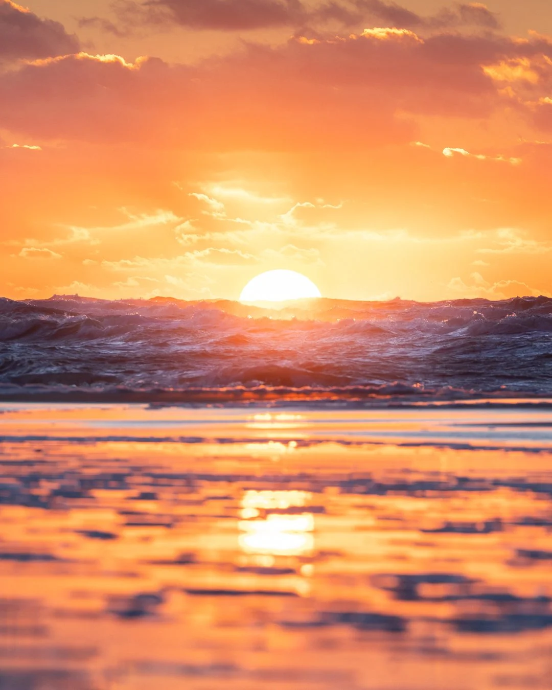 Looking closer, the chaos softens.
Patterns emerge. Time stretches. 

Gear:
@sony.benelux &amp; @sonyalpha 
@tamronnederland 

#sonynederland #sonyalpha #mytamronstory #bloemendaalaanzee #yourshotphotographer #cameranu_nl #raw_colours #raw_waters #ho