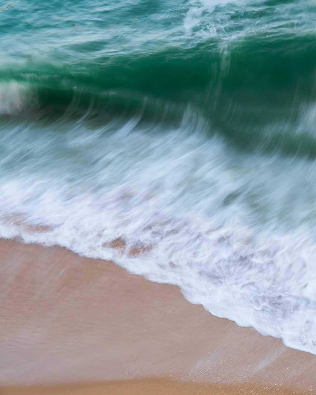 Mesmerising waves, golden cliffs, and the iconic Chapel of Nossa Senhora da Rocha perched above the Atlantic. Praia Nova has a way of making time slow down, if only for a moment. 

Gears 
@sony.benelux 
@tamron_europe / @tamronnederland 

#Portugal #