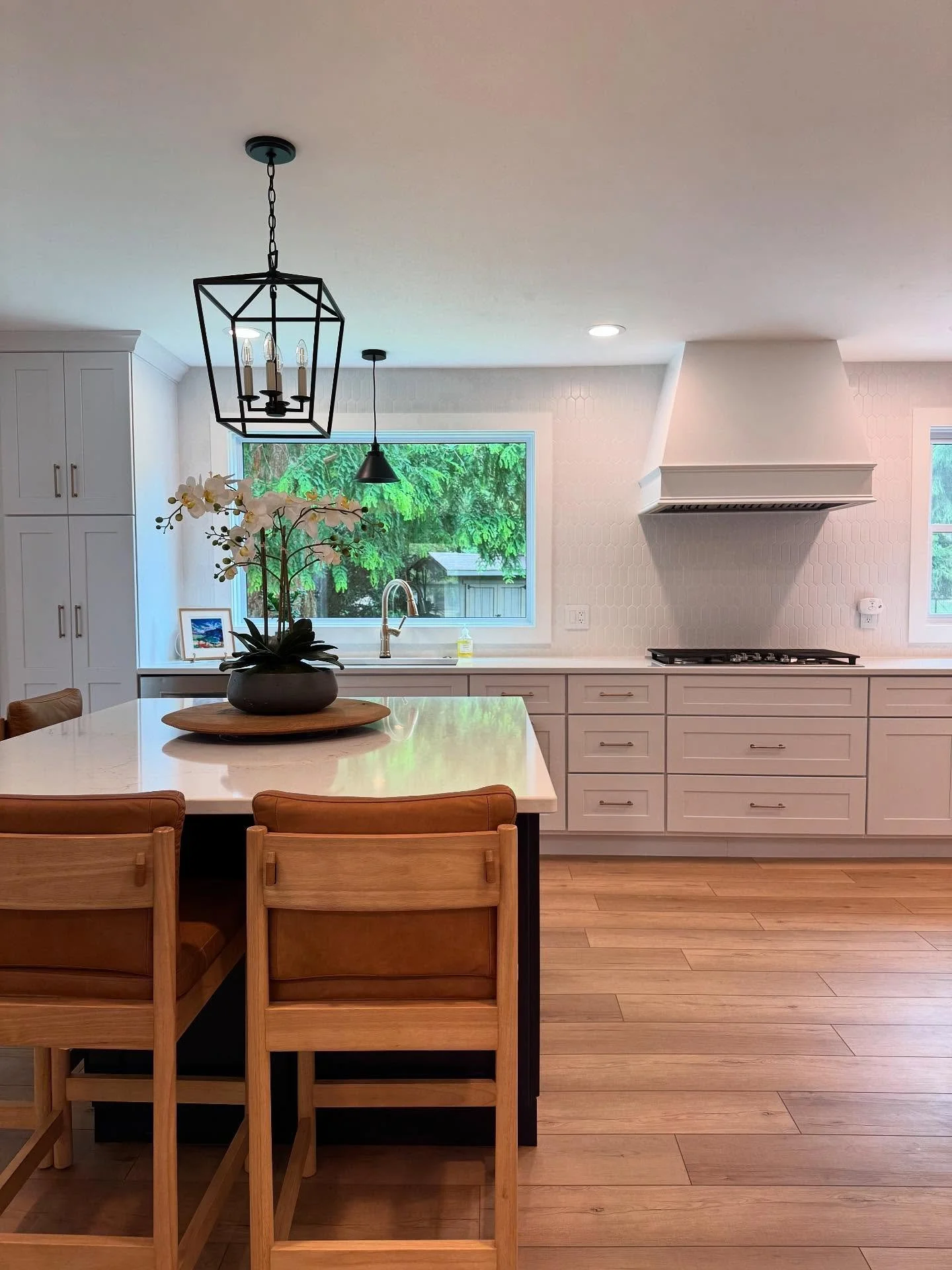 Decided this shot of my clients&rsquo; and friends&rsquo; kitchen deserved a spot on the feed! I&rsquo;m really happy with the mix of cool &amp; warm tones plus pops of black 👌🏻 Design by @shagbark_home