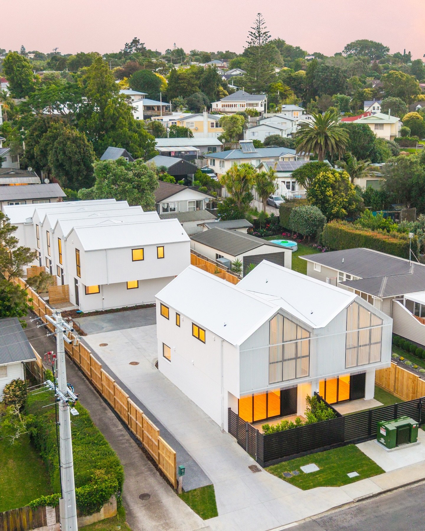 11 Paramu Avenue, Birkdale

Status: ✅ Completed 
Build Time: 7 months 
Homes Delivered: 7 homes 
Owner Type Breakdown:🧍&zwj;♀️70% First Home Buyers 30% Investors 💼 

Check the link in our bio to see our available homes 🔗