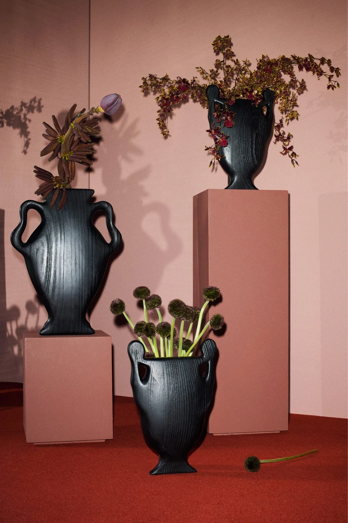 Black CURVA sculptural vases with oversized handles from the Kelly Wearstler x H&M HOME collection