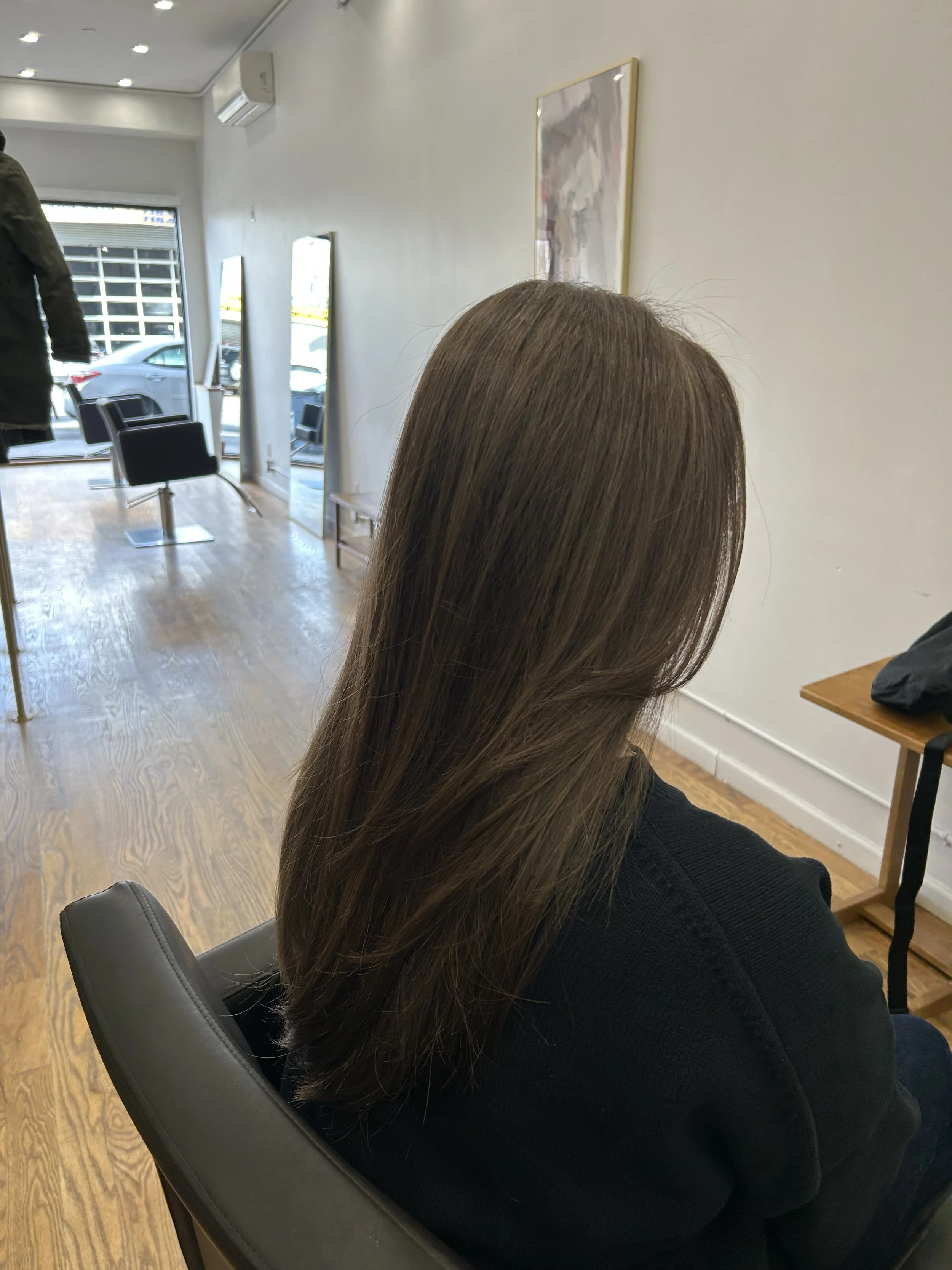 This style features a soft, natural brown tone with subtle layering that creates gentle movement and a smooth silhouette. The clean shape keeps the hair polished and lightweight, while the natural finish enhances shine and balance. A simple, refined 