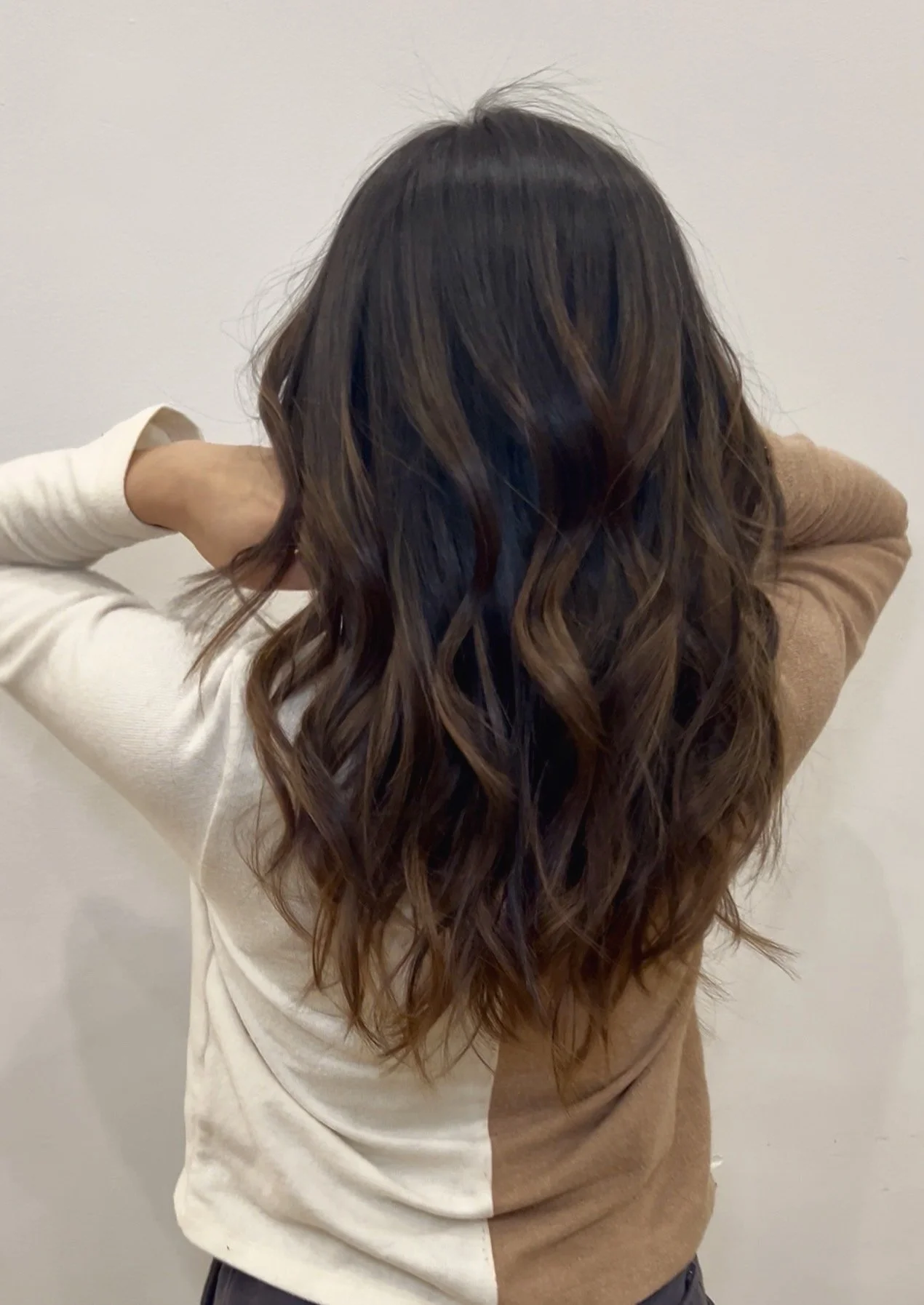 Subtle dark brown balayage on long hair, creating natural dimension and shine without obvious highlights. This low-contrast balayage blends seamlessly into the natural base color, adding depth and movement while maintaining a soft, lived-in look. Ide