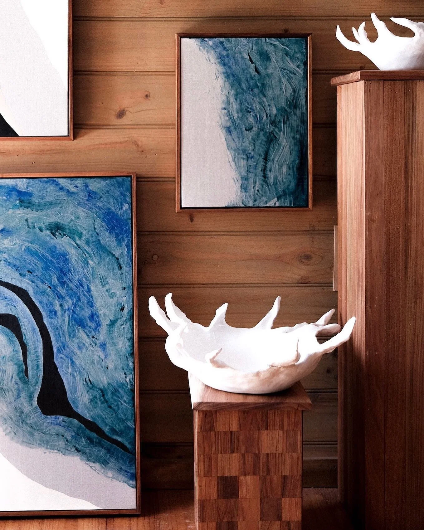 Studio Sale continues&hellip; 

Apply code: &lsquo;ART-IS-A-GIFT&rsquo; to receive 25% off ALL artworks for a limited time. Only a handful of original works available, visit my website to view the catalogue. 

#hannahnowlan #studiosale