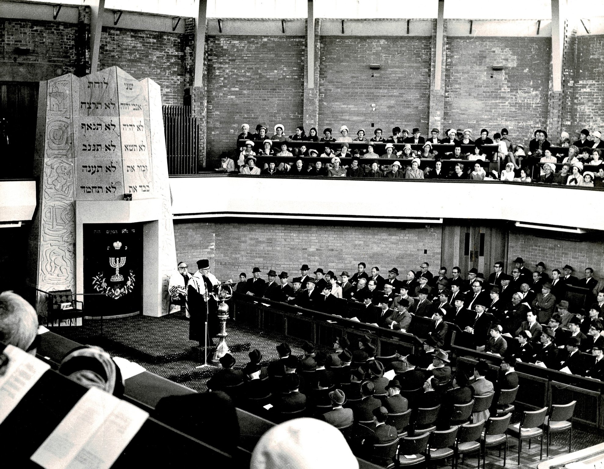  Rabbi Dr Israel Porus, OBE, delivering the sermon. 