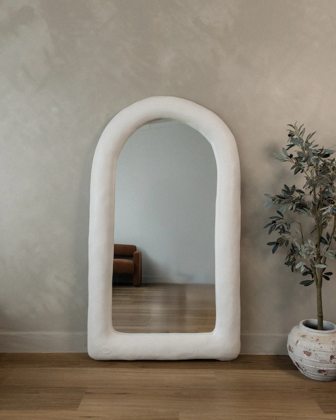 Introducing Andros, reimagined.
Smooth, serene, and finished in a refined low-sheen white, inspired by the stillness of island architecture.
Quiet luxury, carved the Nue. way.

#archedmirror #homedecor #interiordesign #Interiordecorinspo #homedecorin