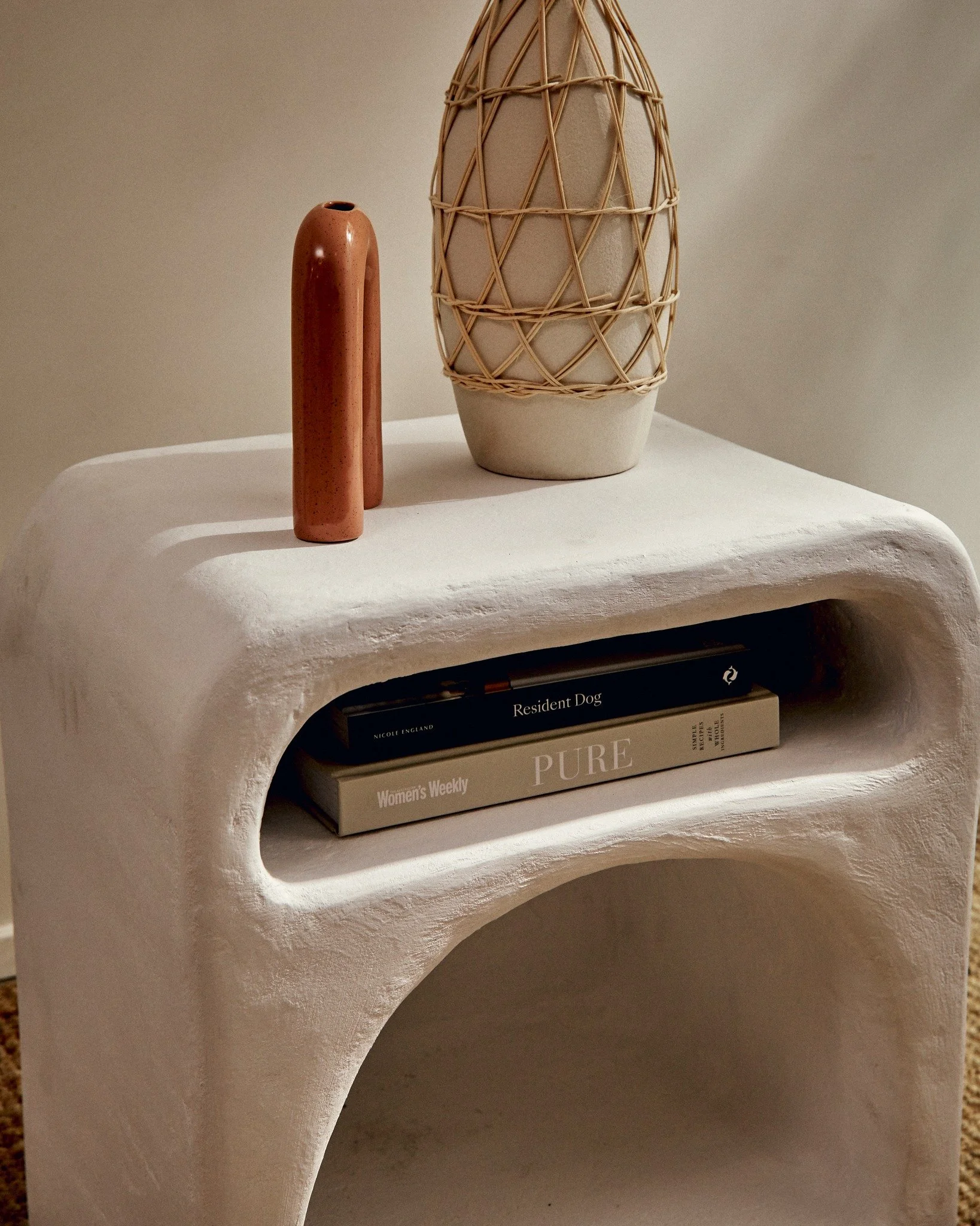 Anema brings a quiet, architectural strength to any room.
By the bed or by the sofa, its shape holds presence without overpowering.
Style it with coastal ceramics, stacked books, or keep it intentionally bare for that clean, gallery look.

#interiord