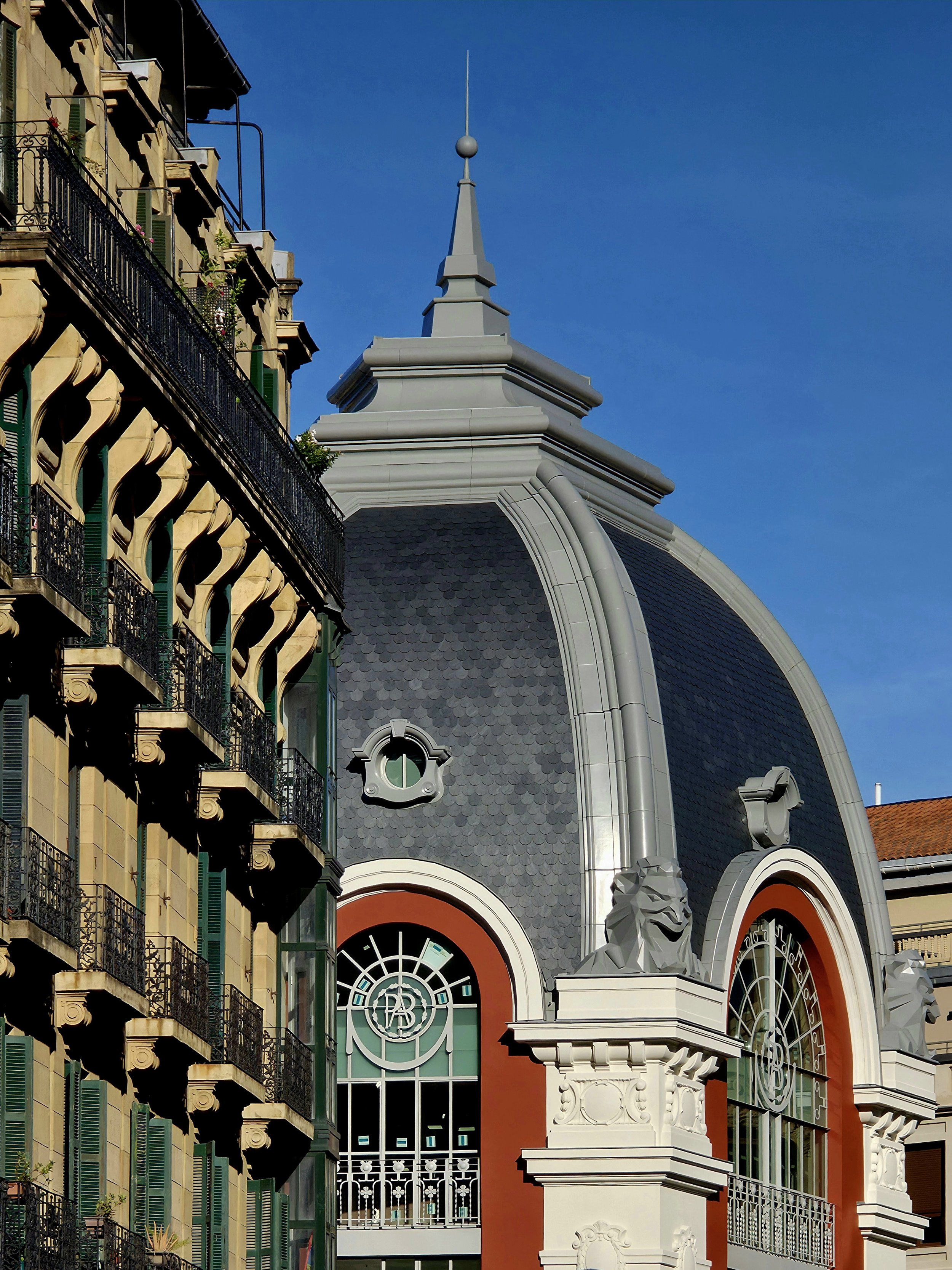 CARPINTERÍAS DE ACERO BELLAS ARTES DONOSTIA HOTEL PALACIO FORSTER VENTANALES FACHADAS SOLUMET 