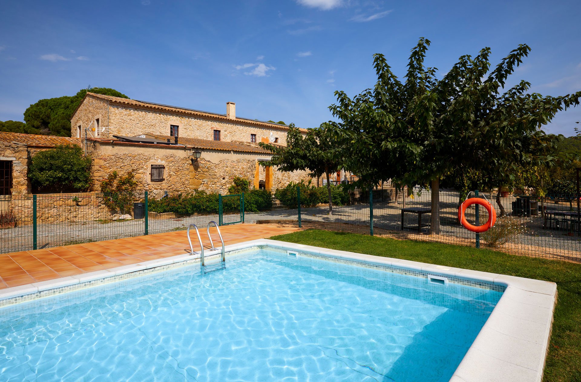 jardi-piscina-masramdes.jpg
