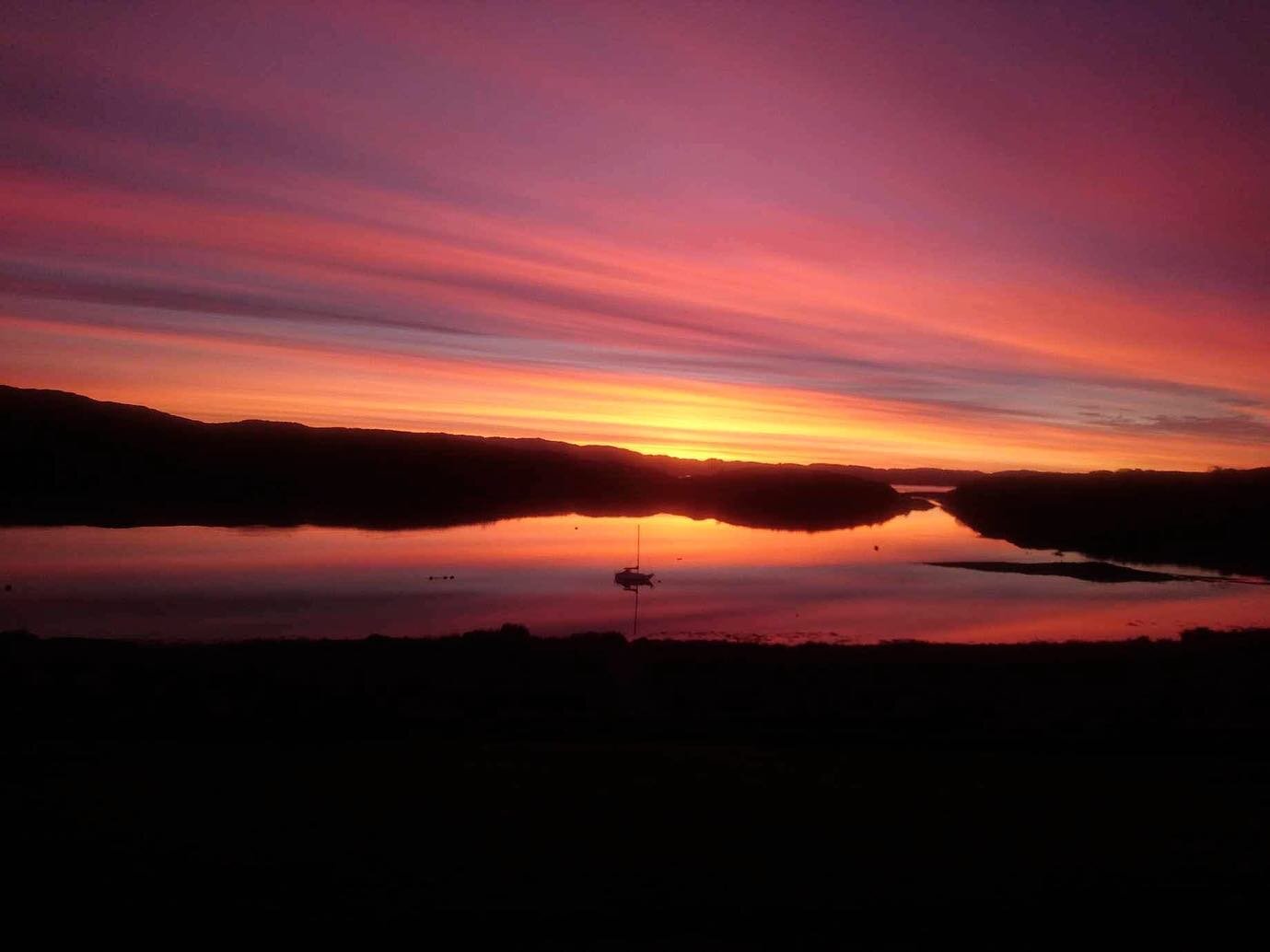 This morning we enjoyed an unbelievable sunrise! Imagine waking up to this view 🌟. Book your stay and experience the magic at WildLuing 

@visitscotland @wildaboutargyll
