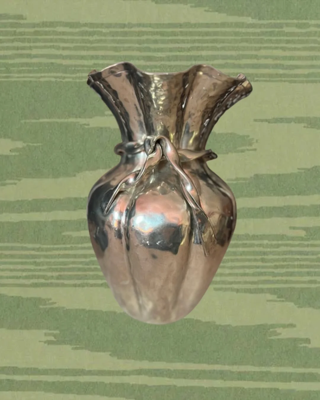 Vase en &eacute;tain &agrave; ruban nou&eacute;
Une pi&egrave;ce rare, douce et po&eacute;tique.
Ses volumes g&eacute;n&eacute;reux, son col pliss&eacute; et son ruban fig&eacute; dans le m&eacute;tal &eacute;voquent un drap&eacute; baroque ou un paq