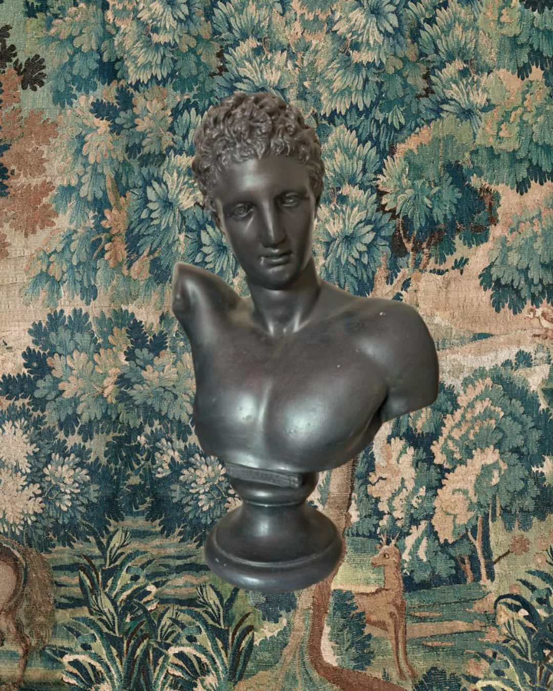 Buste d&rsquo;Herm&egrave;s d&rsquo;apr&egrave;s Praxit&egrave;le
Buste n&eacute;oclassique en pl&acirc;tre patin&eacute; noir. Un hommage sculptural &agrave; l&rsquo;esth&eacute;tique gr&eacute;co-romaine. Cette pi&egrave;ce &eacute;voque la beaut&e