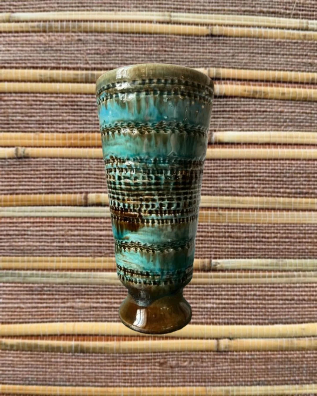 Vase en c&eacute;ramique &eacute;maill&eacute;e, sign&eacute; Jean Varoqueaux pour la poterie perigordine.
&Eacute;mail aux nuances bleu c&eacute;ladon et brunes, rythm&eacute; par un d&eacute;cor textur&eacute; en relief.

En tr&egrave;s bon &eacute