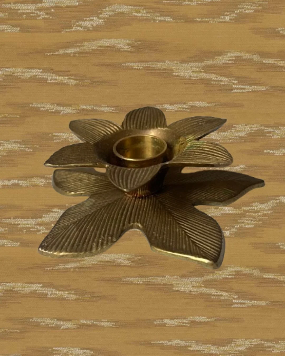 Bougeoir vintage en laiton, en forme de fleur.

En tr&egrave;s bon &eacute;tat vintage
Pi&egrave;ce unique &ndash; H3 cm &ndash; diam&egrave;tre 10 cm

Image de fond : Tissu Galat&eacute;e de Casamance

***

Vintage Candle Holder, Candlestick Flower,