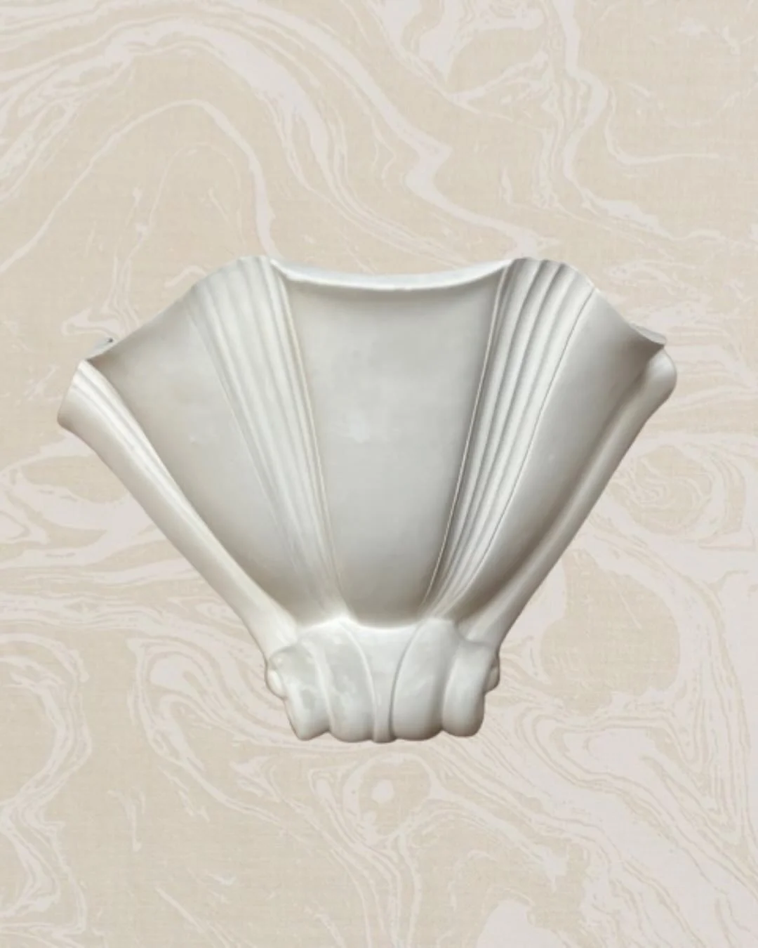 Applique murale en pl&acirc;tre de style Art d&eacute;co, con&ccedil;ue par l&rsquo;Atelier Sedap dans les ann&eacute;es 1980.
&Agrave; la fois d&eacute;corative et sculpturale, cette applique diffuse une lumi&egrave;re d&rsquo;ambiance douce une foi